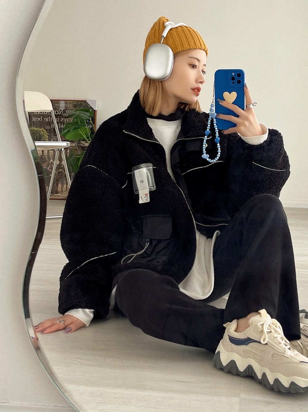 「ニット帽、スニーカー、モノトーン、イエロー、モード、ストリート、韓国ファッション、ボアジャケット、袖ボリューム、ボリューム袖、タートルネック、オーバーサイズ、メンズライク、レイヤードスタイル、冬コーデ」｜「CANAL JEANのvia j(ヴィアジェイ) "Expert Horror"ロングTシャツ（Tシャツ/カットソー、ホワイト系）」を使った、T Λ Eさん（レディース・158cm）の秋コーディネートの1枚目の写真