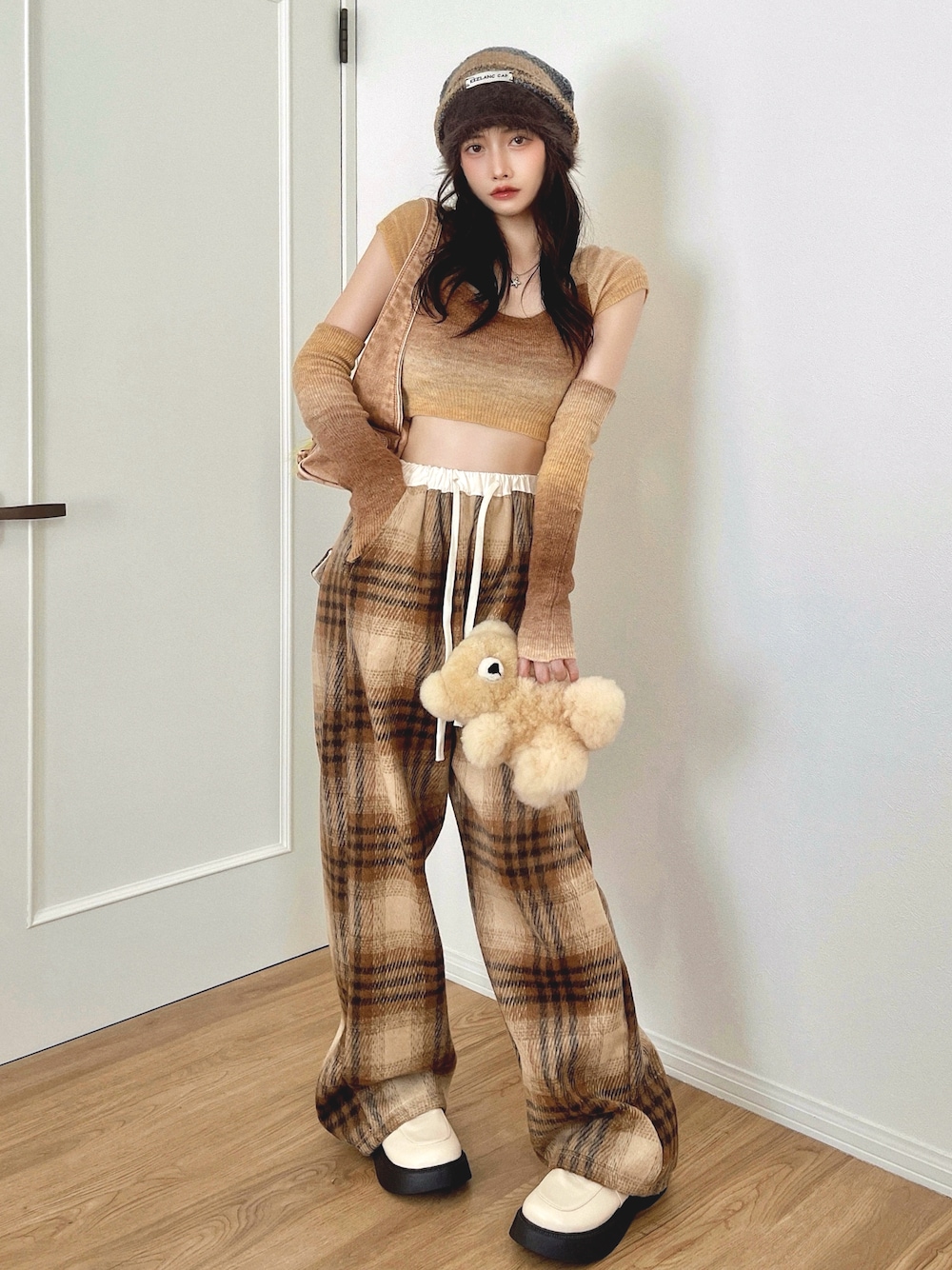 「ローファー、ニット帽、ブラウン、秋服準備はじめました、ショルダーバッグ、韓国ファッション、チェック柄、ストリート、お出かけコーデ、古着MIX、休日スタイル、テーマパークコーデ、厚底シューズ、秋コーデ、レッグウォーマー」｜「Vipoaのcheck flannel pants（その他パンツ、ブラウン系）」を使った、T Λ Eさん（レディース・158cm）の秋コーディネートの1枚目の写真