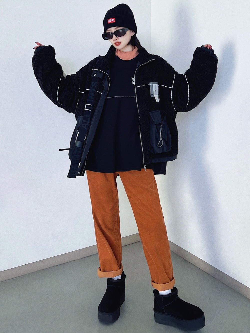 「今日のコスメと服、ニット帽、冬コーデ、ボリューム袖、コーデュロイ、プチプラ、タートルネック、ストリート、ブーツ、レイヤードスタイル、韓国ファッション、スウェット、冬アウター、冬を彩る色いろコーデ、ムートンブーツ」｜「CANAL JEANのRCW BLUE LABEL(ブルーレーベル) "common"裏起毛トレーナー（スウェット、ブラック系）」を使った、T Λ Eさん（レディース・158cm）の秋コーディネートの1枚目の写真
