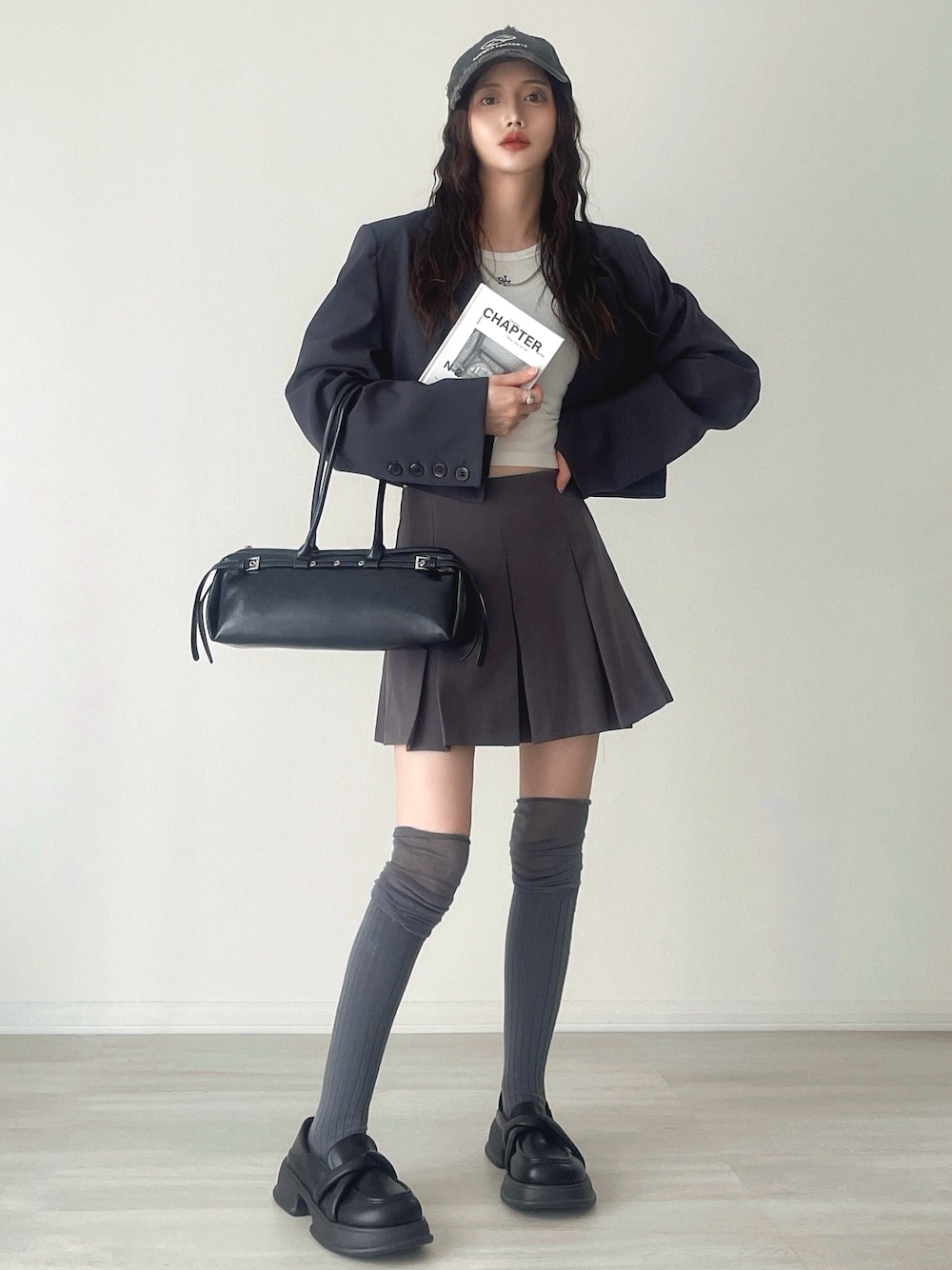 ホワイト系のタンクトップ、ブラック系のローファー、グレー系のジャケット/アウターを着用したレディースの秋コーディネートの1枚目の写真