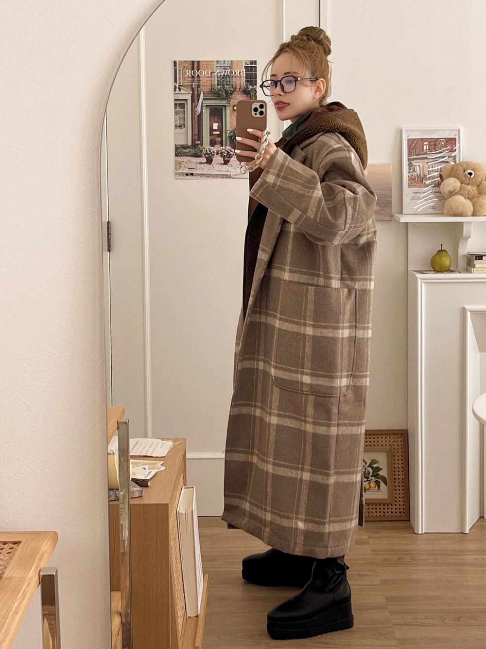 「クリスマスに着たい服、チェック柄に恋してる、ロングコート、大人カジュアル、あったかコーデ、厚底シューズ、ブーツ、マイベストコーデ2021、休日スタイル、ビッグシルエット、メガネ女子、冬アウター、ベージュ、ベージュコーデ、ブラウンコーデ」｜「etadeの【etade】Plaid wool long coat etdwz21a007（その他アウター、ブラウン系）」を使った、T Λ Eさん（レディース・158cm）の冬コーディネートの1枚目の写真