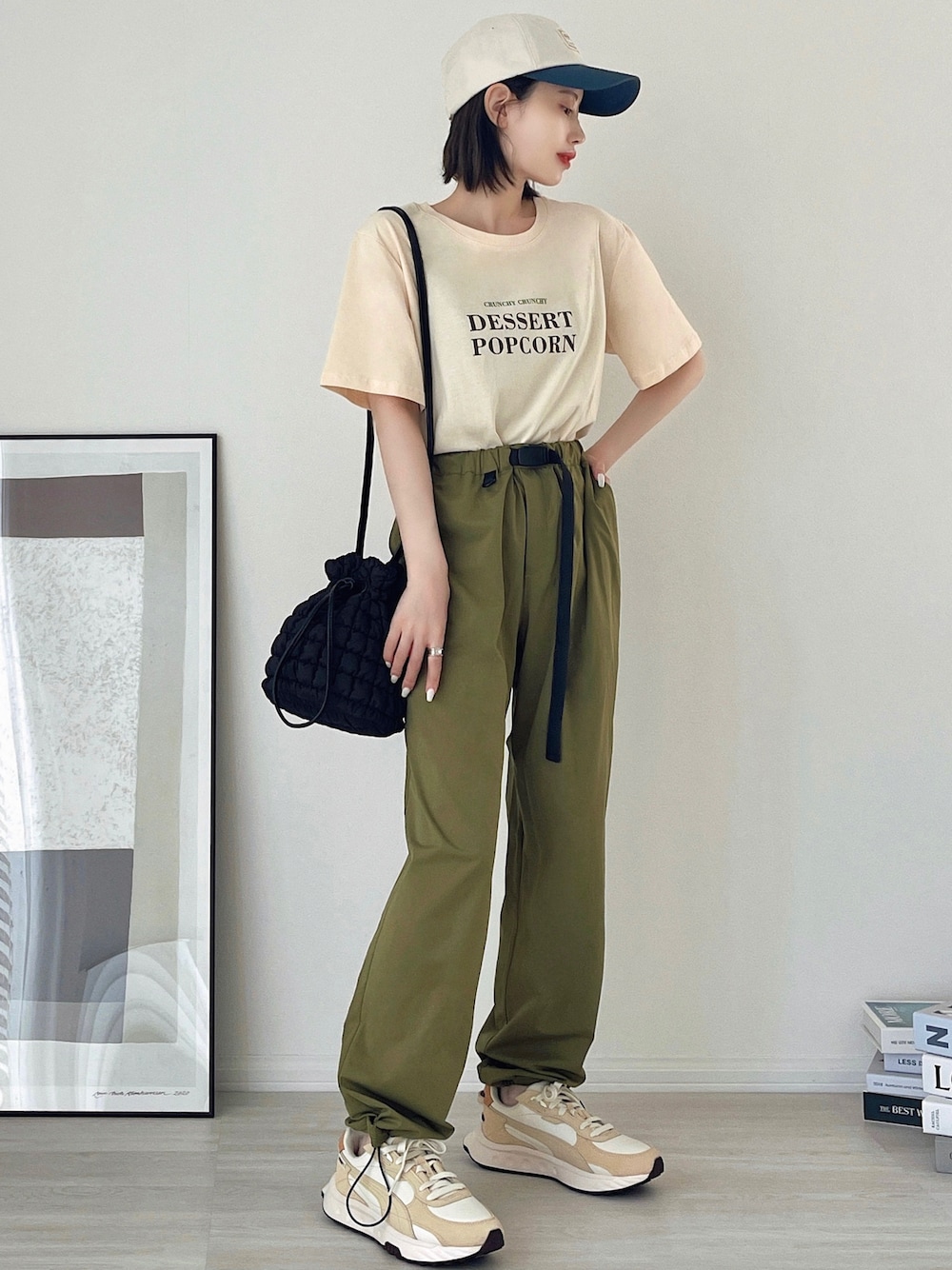 「キャップ、ロゴT、ナイロンパンツ、ショルダーバッグ、韓国ファッション、お出かけコーデ、夏コーデ、プチプラ、ストリート、ビッグシルエット、フェススタイル、スニーカー、メンズライク、カーゴパンツ、アツいコーデ全部見せ」｜「etadeのポップコーンロゴTシャツ etdw23s003（Tシャツ/カットソー、ベージュ系）」を使った、T Λ Eさん（レディース・158cm）の夏コーディネートの1枚目の写真