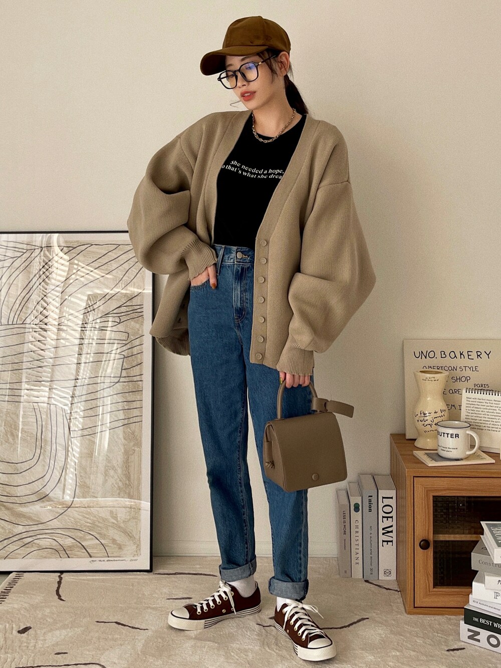 「デニムコーデ、カーディガン、ボリューム袖、キャップ、メガネ女子、スニーカーコーデ、スニーカー、コンバース、converse、スクエアバッグ、ベージュコーデ、マイベストコーデ2021、ビッグシルエット、レイヤードスタイル、シンプルコーデ」｜「etadeの【etade】volume sleeve over cardigan etdwz21a004（カーディガン/ボレロ、ベージュ系）」を使った、T Λ Eさん（レディース・158cm）の冬コーディネートの1枚目の写真