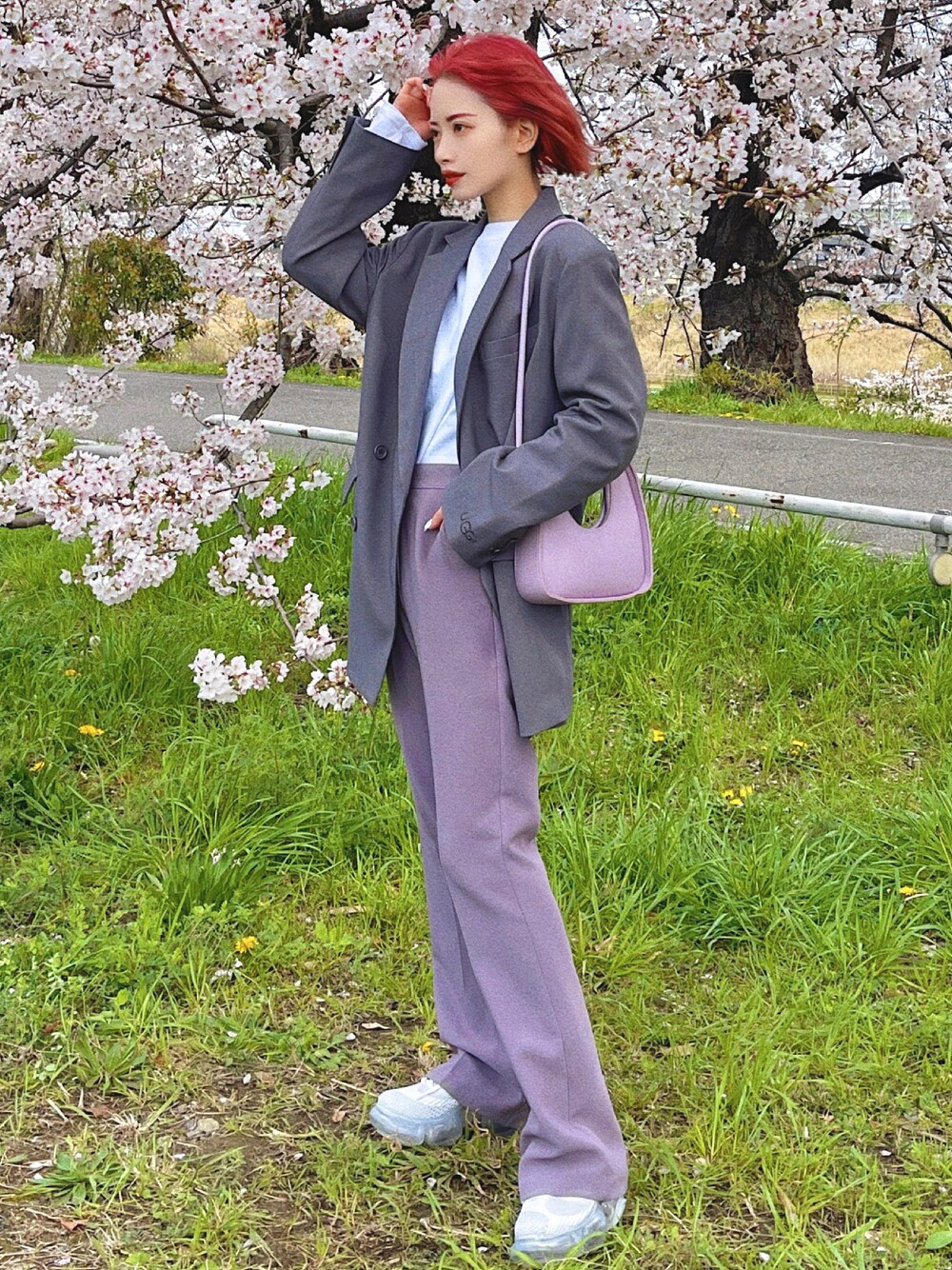 「いまどきジャケット写真、スラックス、休日スタイル、カラーパンツ、白スニーカー、春コーデ、オフィスカジュアル、ショルダーバッグ、ボリューム袖、韓国ファッション、モード、テーラードジャケット、レイヤードスタイル、オーバーサイズ、スニーカー」｜「etadeのアニバーサリー ブレイディドハンドル 変形2wayバッグ etda22a002（ショルダーバッグ、パープル系）」を使った、T Λ Eさん（レディース・158cm）の春コーディネートの1枚目の写真