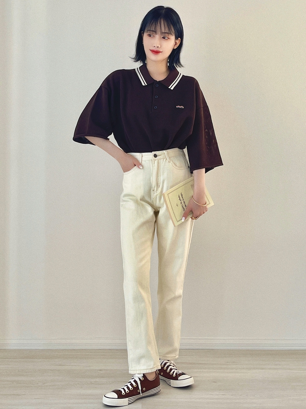 「このスタイルがお気に入り、今日のコスメと服、夏だ！Tシャツ着よう！、ビッグシルエット、お出かけコーデ、スニーカー、夏コーデ、休日スタイル、ポロシャツ、メンズライク、ボリューム袖、大人カジュアル、ストリート、メッシュ、オーバーサイズ」｜「Javaの《JaVaジャバ コラボ》大人のスポーティー。超軽量襟ラインニットポロ（ポロシャツ、ブラウン系）」を使った、T Λ Eさん（レディース・158cm）の夏コーディネートの1枚目の写真