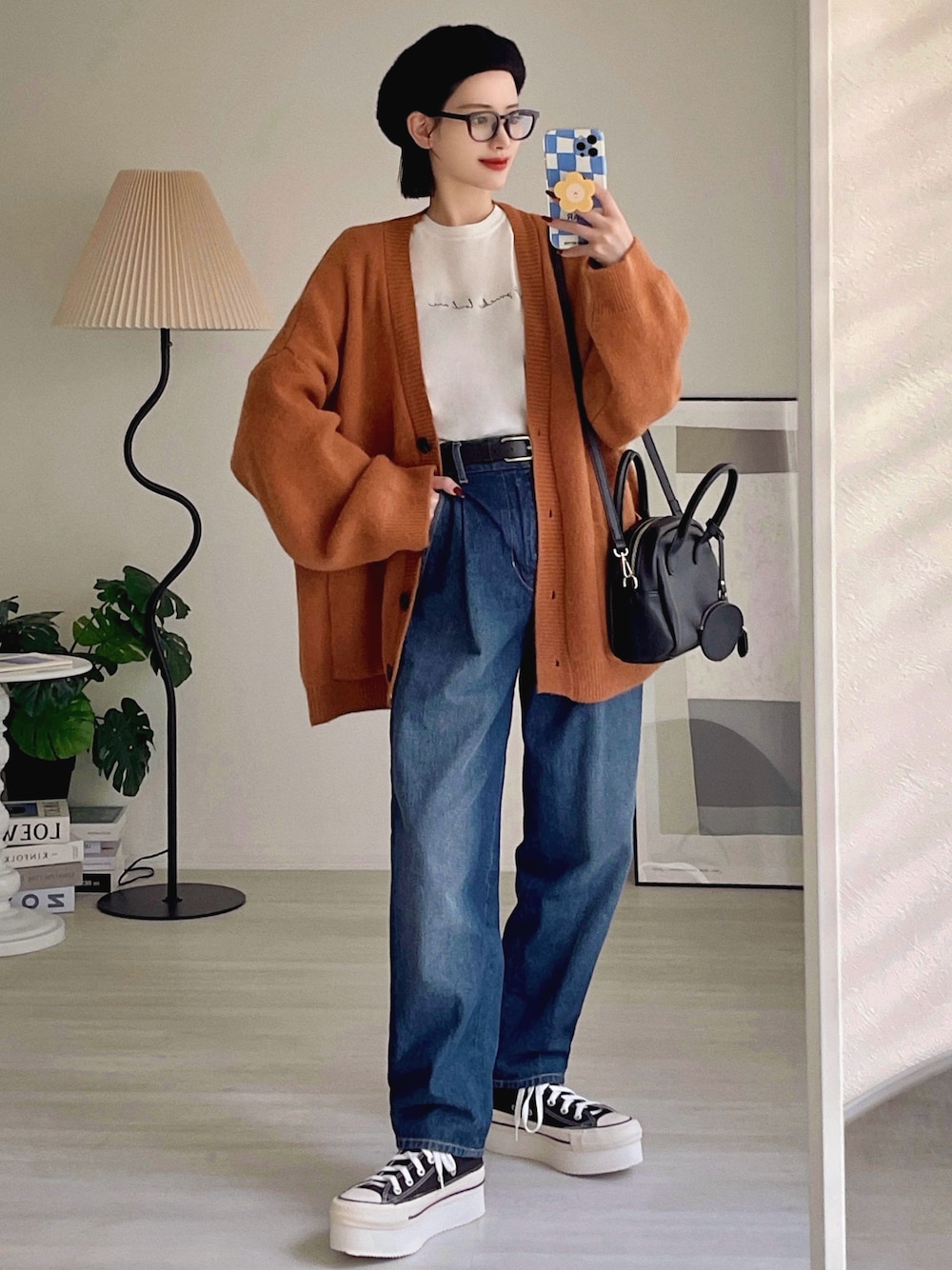 「今日のコスメと服、カーディガン、ベレー帽、メガネ女子、デニム、スニーカー、厚底シューズ、ショルダーバッグ、スポーツミックス、ビッグシルエット、レイヤードスタイル、冬コーデ、ニット、ブラウン、冬を彩る色いろコーデ」｜「etadeの2WAY ポーチ付ミニボストンバッグ etda23s02（ショルダーバッグ、ブラック系）」を使った、T Λ Eさん（レディース・158cm）の秋コーディネートの1枚目の写真