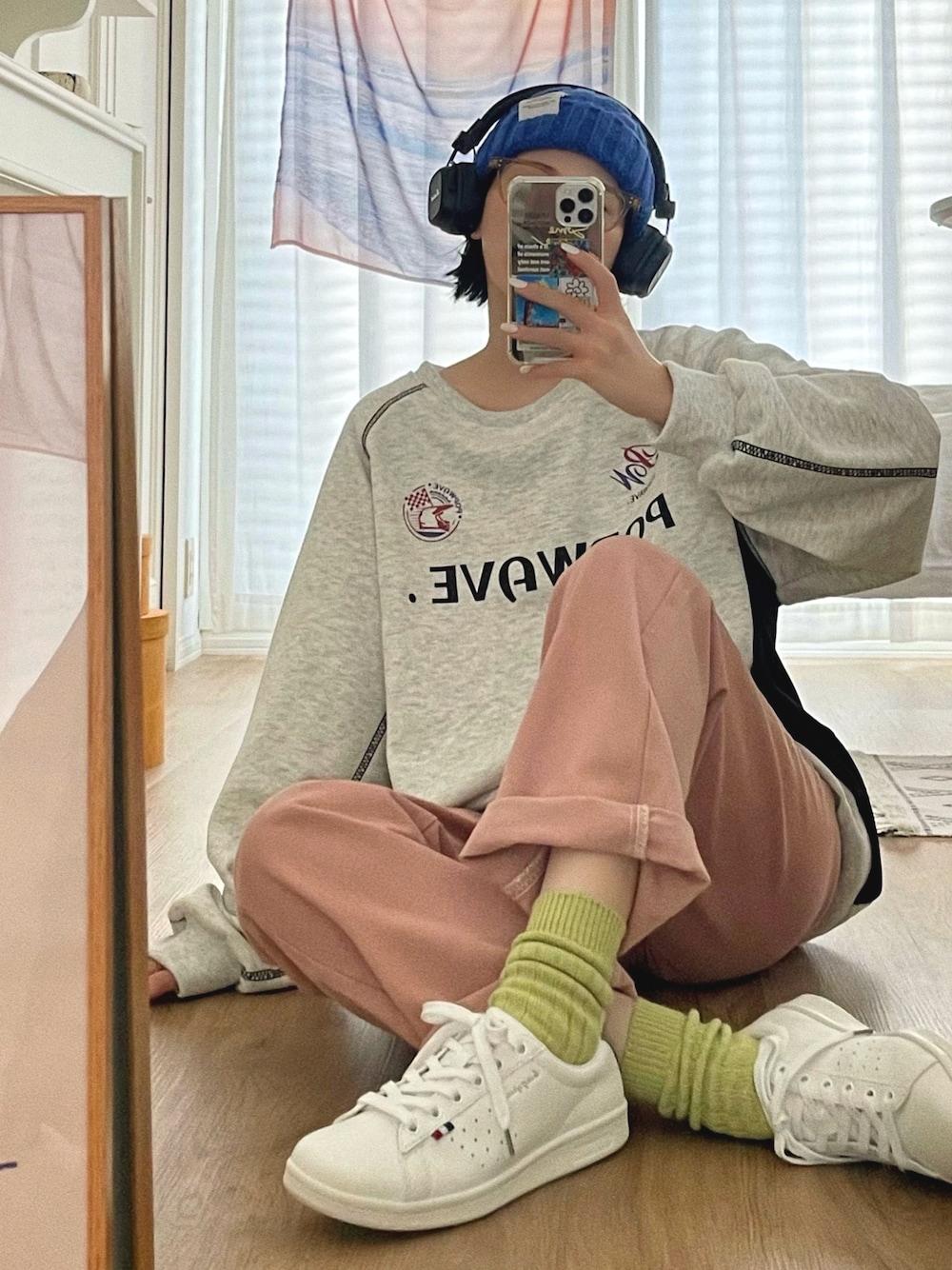 「韓国ファッション、ストリート、春色、デニム、スニーカー、カラーパンツ、ニット帽、メガネ女子、スポーツミックス、プチプラ、春コーデ、スニーカーコーデ、お出かけコーデ、ロゴスウェット、パステルカラー」｜「Vipoaのスポーティーオーバースウェット（スウェット、グレー系）」を使った、T Λ Eさん（レディース・158cm）の冬コーディネートの1枚目の写真