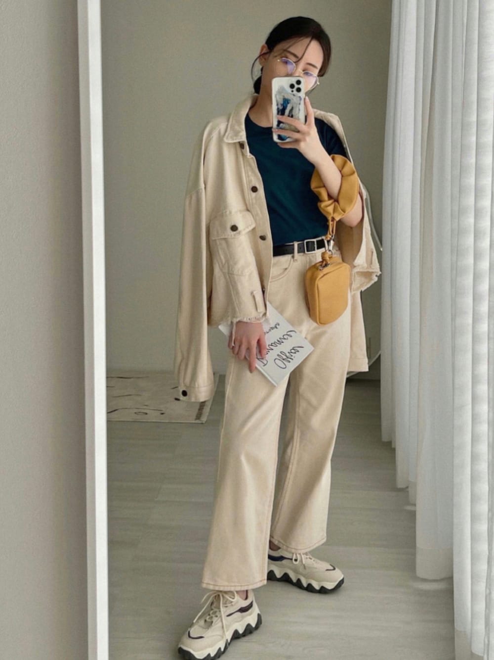 「オトナカジュアル、メガネ女子、スニーカー、セットアップ、厚底シューズ、モード、韓国ファッション、ワイドパンツ、ジャケット、ダッドスニーカー、白スニーカー、プチプラ、ワイドデニム、秋トレンド2021、秋服準備はじめました」｜「etadeの【etade】chouchou 2way shoulder bag etda11（ショルダーバッグ、ベージュ系）」を使った、T Λ Eさん（レディース・158cm）の夏コーディネートの1枚目の写真