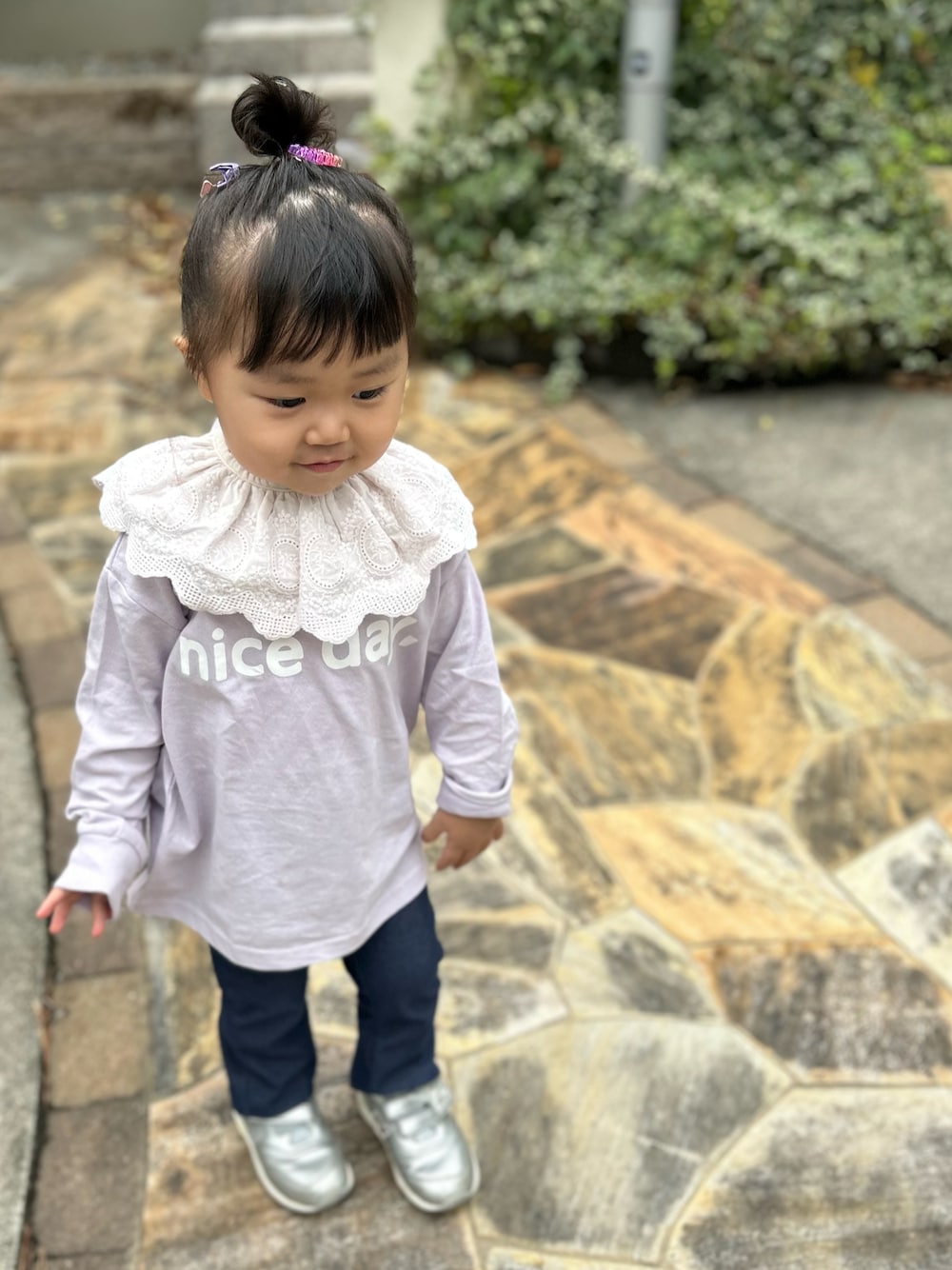 パープル系のTシャツ/カットソー、ブルー系のスウェットパンツ、シルバー系のスニーカーを着用したキッズの春コーディネートの1枚目の写真