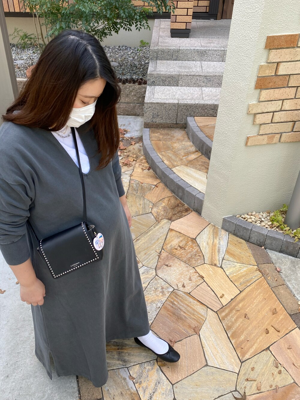 「ワンピース、カジュアル、チェーンネックレス、バレエシューズ、プチプラ、マタニティ、ソックス、プチプラコーデ、カジュアルコーデ、ママコーデ、アベイル、スタッズバッグ」｜「TIFFANY&Co.のアイテム（ネックレス、ゴールド系）」を使った、3yamaさん（レディース・160cm）の秋コーディネートの1枚目の写真