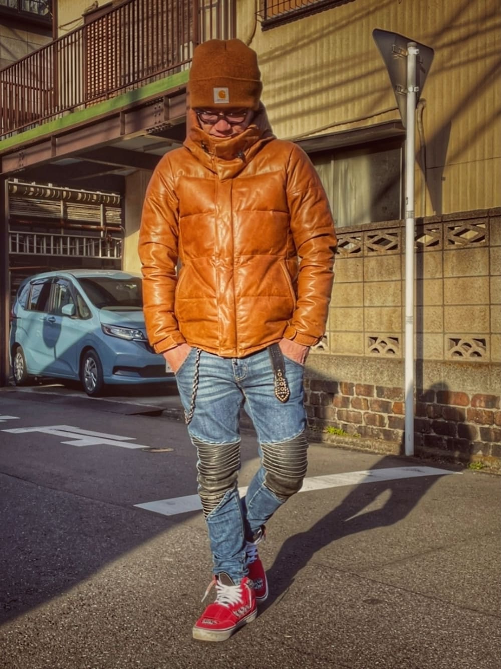 「カーハート、glamb、ダウンジャケット、レザーダウン、レザージャケット、バイカーパンツ、VANS、fear of god、大人カジュアル、秋冬コーデ、冬アウター、ストリート」｜「VANSのVANS × Fear Of God （スニーカー、レッド系）」を使った、KOHさん（メンズ・172cm）の冬コーディネートの1枚目の写真