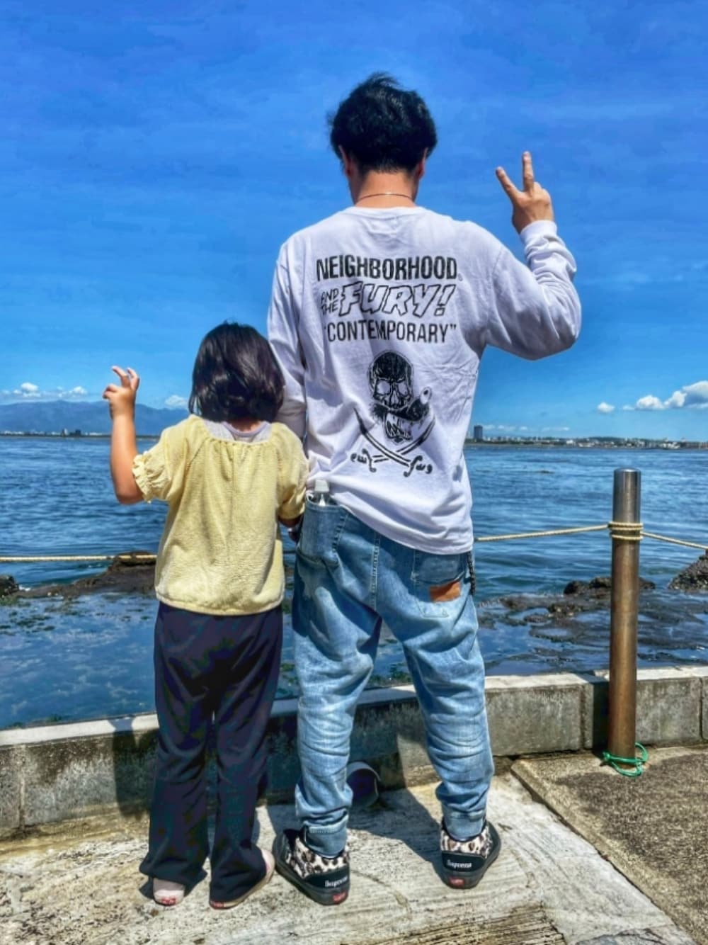 Supreme のシューズを使った「ロンT」のメンズ人気ファッション