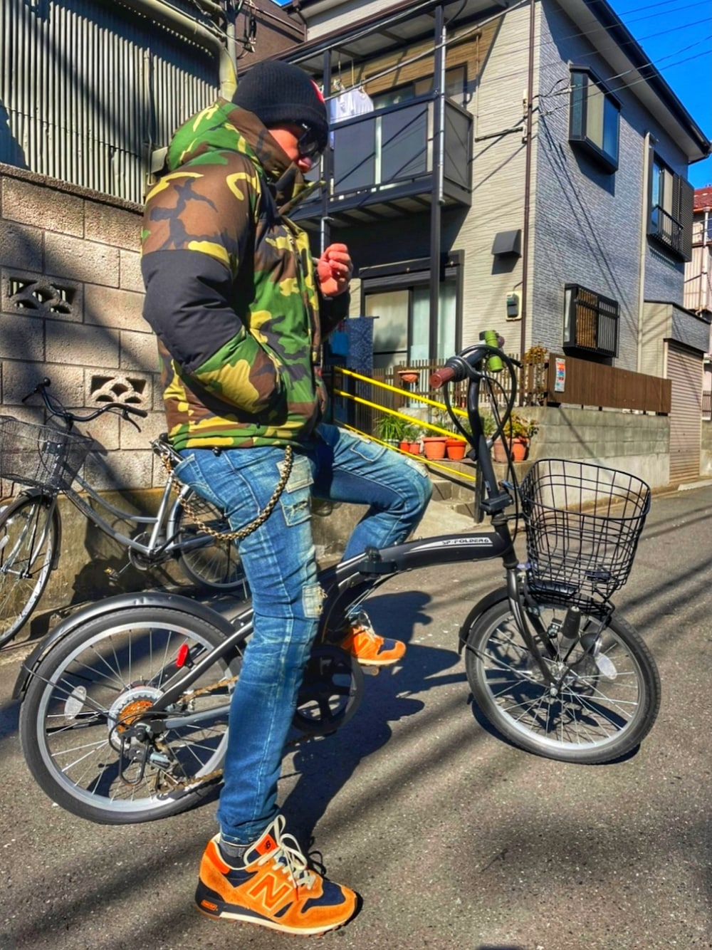 その他のスニーカー、ブルー系のデニムパンツ、その他のマウンテンパーカーを着用したメンズの春コーディネートの2枚目の写真