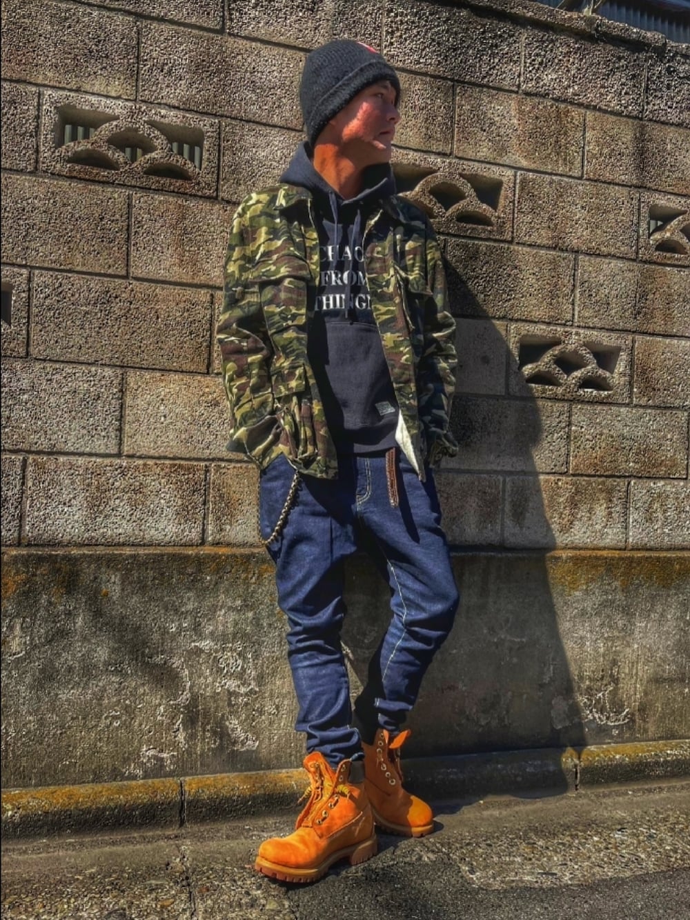 「glamb、ミリタリージャケット、カモフラ、BEN DAVIS、デニム、チャンピオン、パーカー、カジュアルコーデ、ストリート、Timberland、mastermind JAPAN、ブーツ、ニット帽」｜「glambのアイテム（ミリタリージャケット、その他）」を使った、KOHさん（メンズ・172cm）の春コーディネートの1枚目の写真