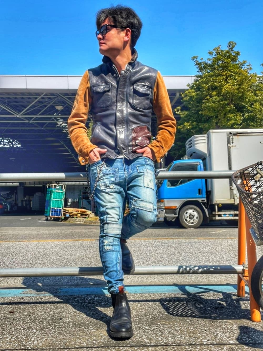 ブルー系のライダースジャケット、ホワイト系のTシャツ/カットソー、ブルー系のデニムパンツを着用したメンズの春コーディネートの2枚目の写真