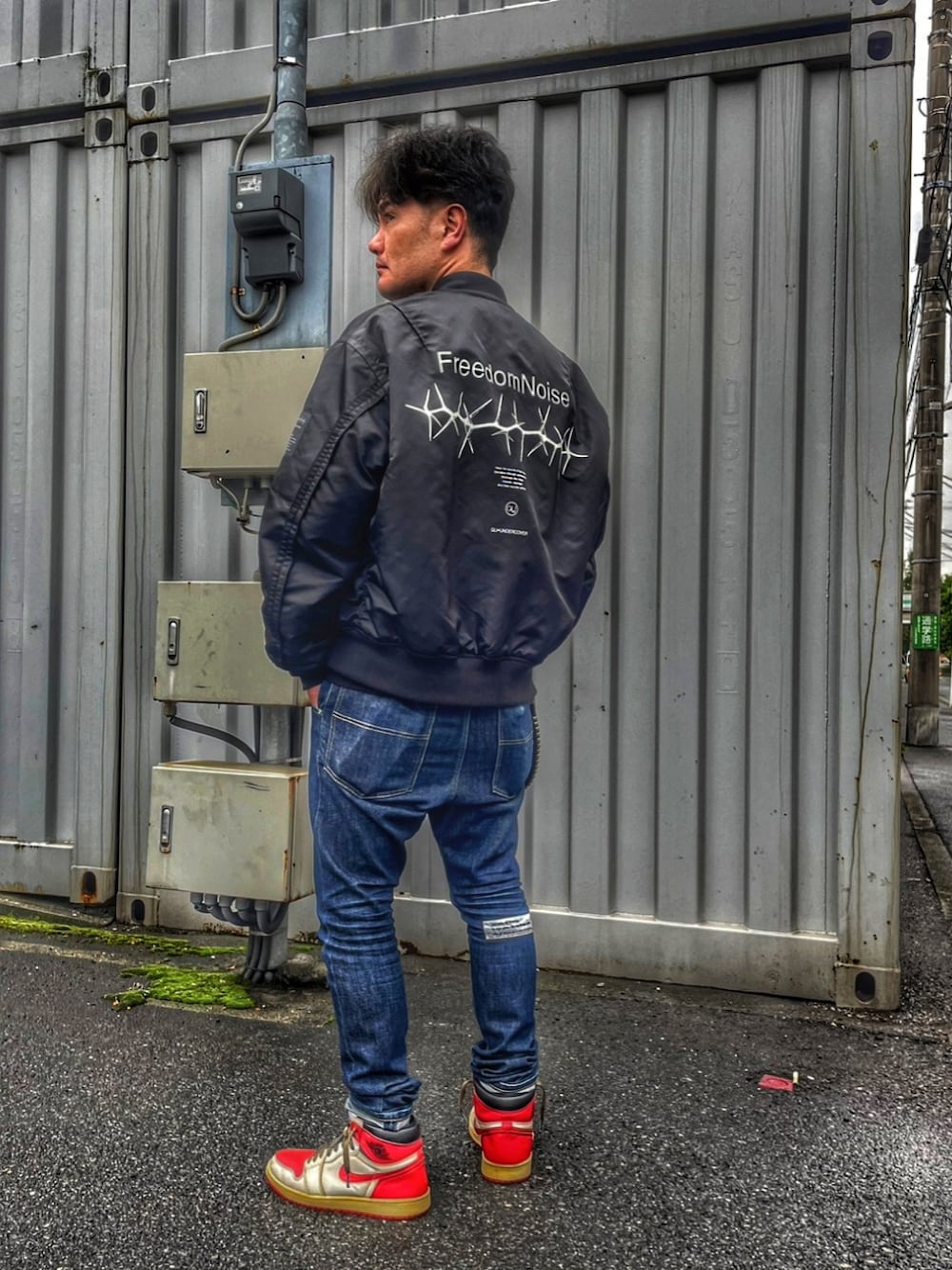 「ナイキ、NIKE、AIR JORDAN、エアジョーダン、エアジョーダン1、スニーカー、GU、MA-1、ナイロンジャケット、wtaps、ブラックコーデ、スキニーデニム、ストリート、韓国ファッション」｜「Jiedaの2016春夏　SARROUERL SKINNY DENIM（デニムパンツ、ブルー系）」を使った、KOHさん（メンズ・172cm）の春コーディネートの1枚目の写真