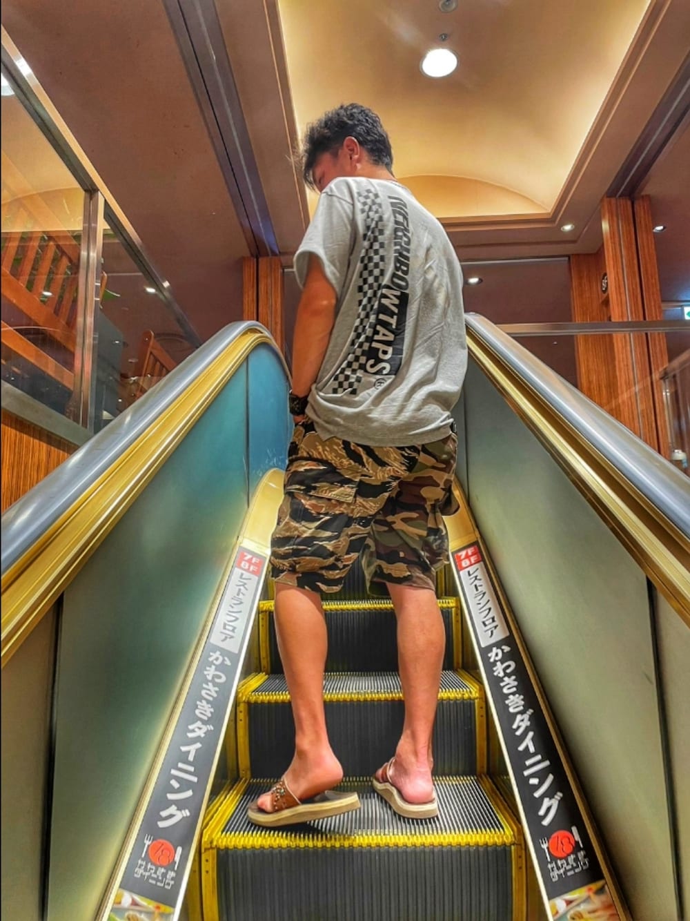 「wtaps、NEIGHBORHOOD、サンダル、HTC、カジュアルコーデ、Tシャツ、ハーフパンツ、オーバーサイズ、ビッグシルエット、オトナカジュアル、アメカジ、ラフコーデ」｜「WTAPSのアイテム（Tシャツ/カットソー、グレー系）」を使った、KOHさん（メンズ・172cm）の秋コーディネートの1枚目の写真