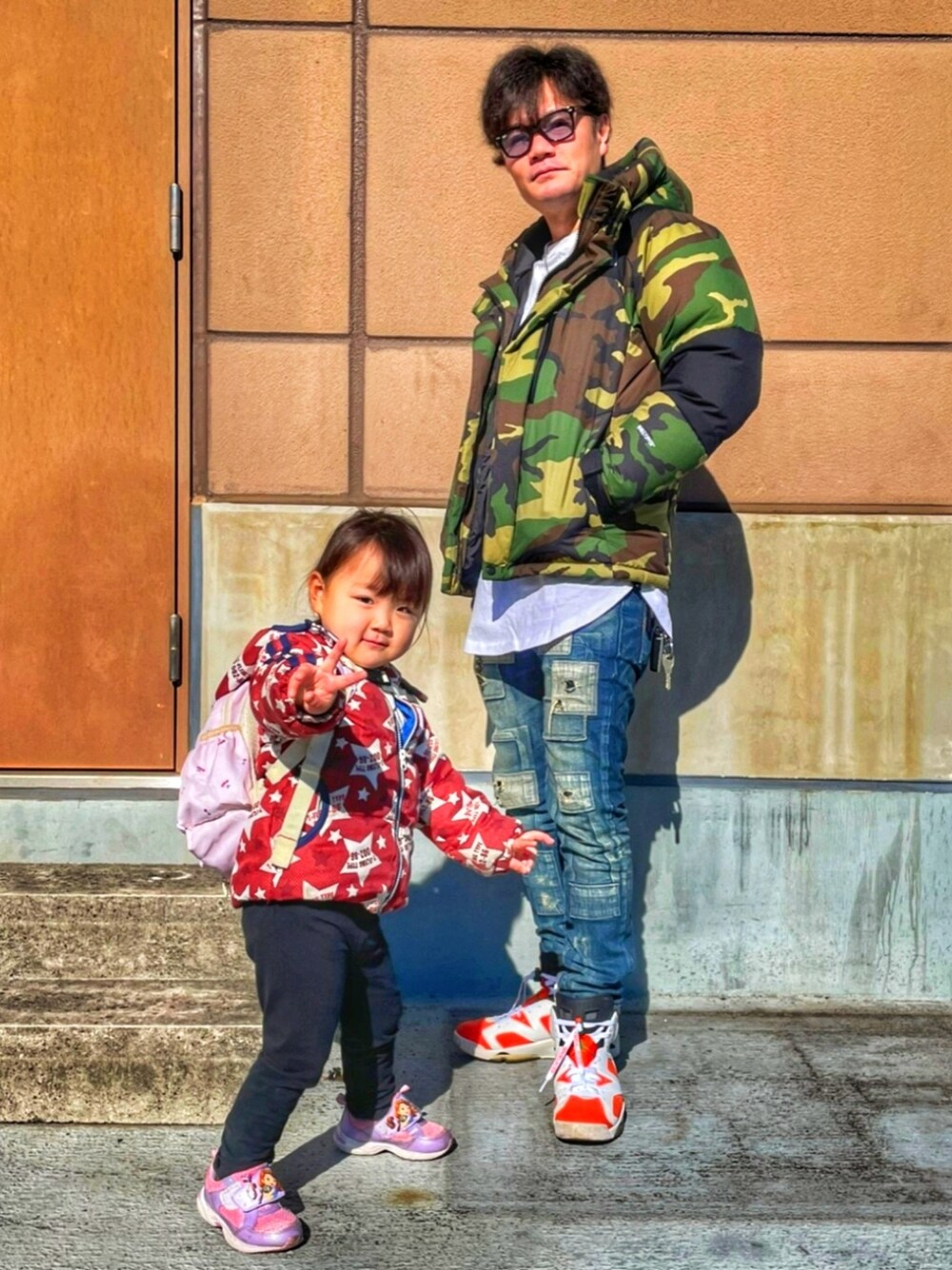 その他のマウンテンパーカー、ホワイト系のスニーカー、ブルー系のデニムパンツを着用したメンズの冬コーディネートの1枚目の写真
