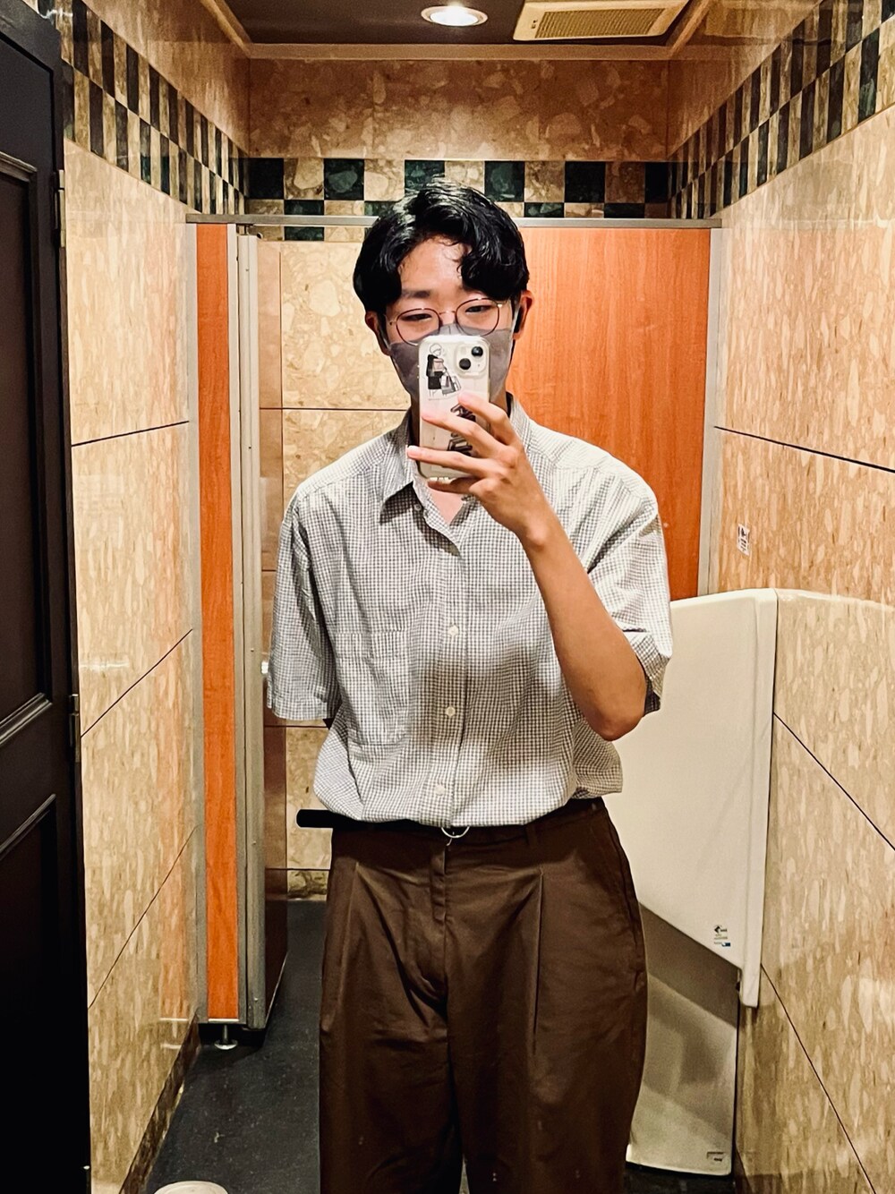 「シンプルコーデ、夏コーデ、きれいめカジュアル、古着、チノパン、ワントーンコーデ、ワイドパンツ、レトロ、学生、ootd」｜「FORK&SPOONのFORK&SPOON　ワンタックチノパンツ（その他パンツ、ブラウン系）」を使った、ずっきーさん（メンズ・178cm）の夏コーディネートの1枚目の写真
