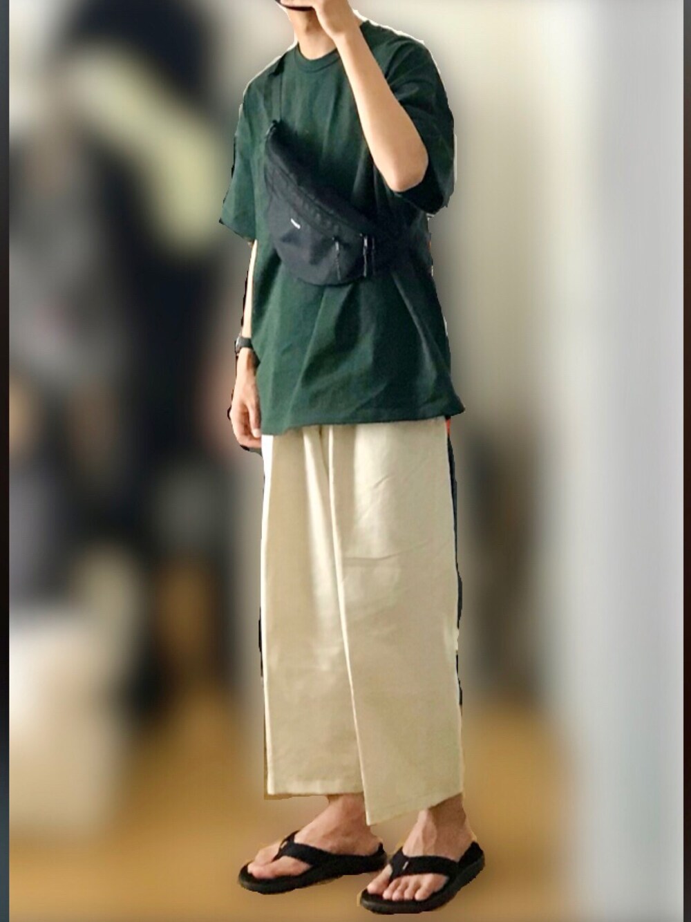 「シンプル、カジュアル、夏コーデ、古着、グリーン、白パンツ、サンダル、ウエストポーチ、nautica、keen」｜「flanerの"flaner"ボディーバッグ　【ユニセックス】（ボディバッグ/ウエストポーチ、ブラック系）」を使った、ずっきーさん（メンズ・178cm）の夏コーディネートの1枚目の写真