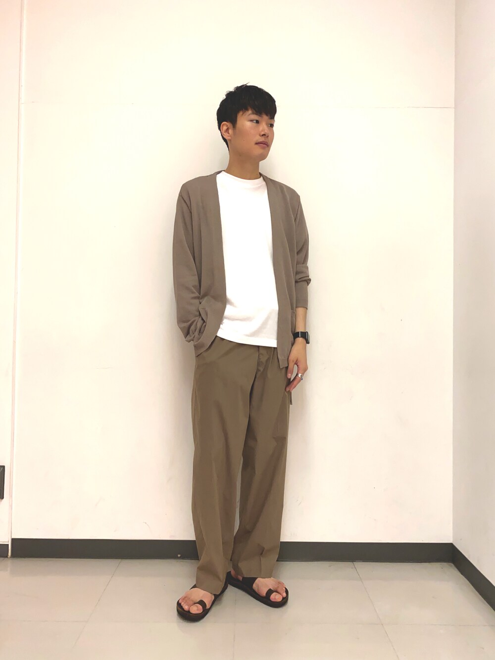 ベージュ系のカーディガン/ボレロ、ホワイト系のTシャツ/カットソー、ベージュ系のその他パンツを着用したメンズの夏コーディネートの1枚目の写真