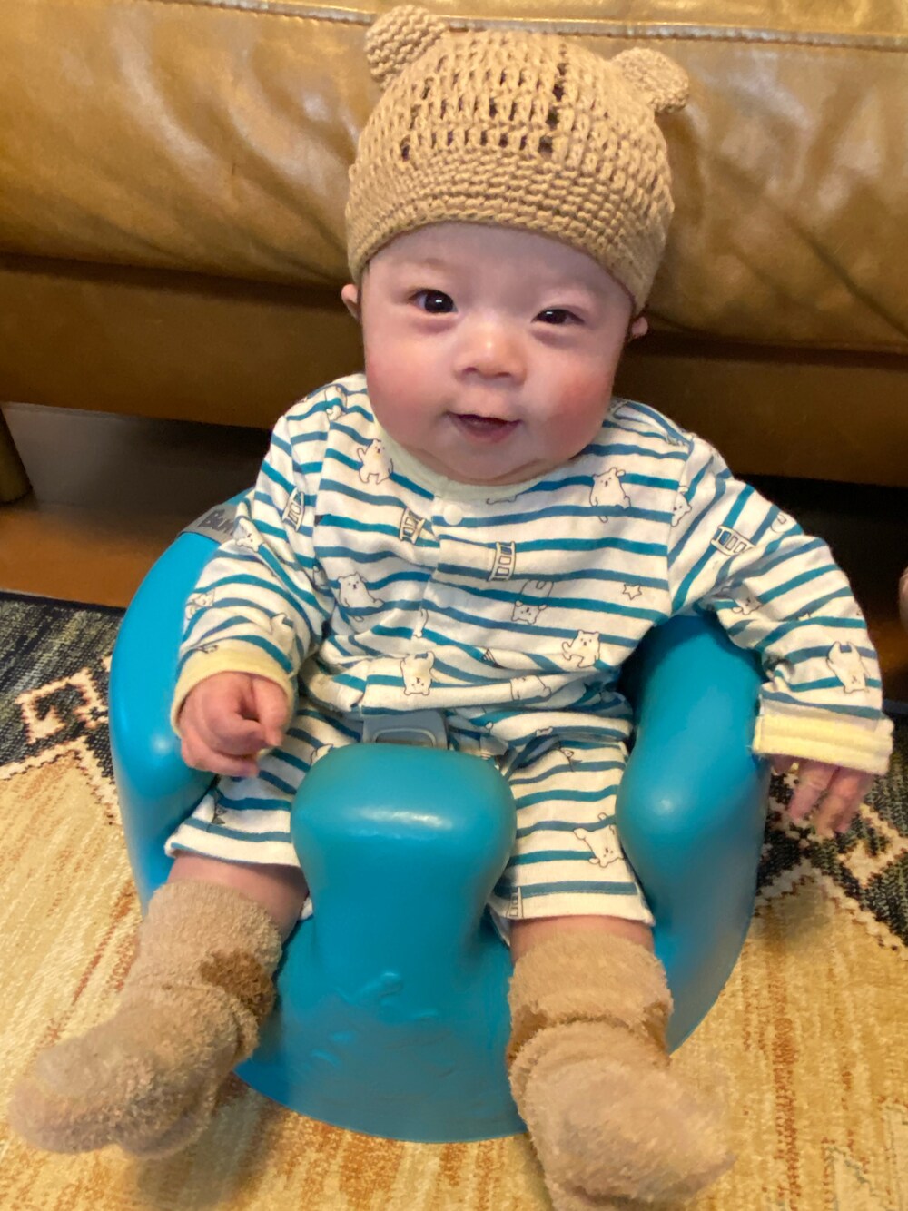 ベージュ系のママ＆ベビー、グリーン系のママ＆ベビー、ベージュ系のママ＆ベビーを着用したキッズの冬コーディネートの1枚目の写真