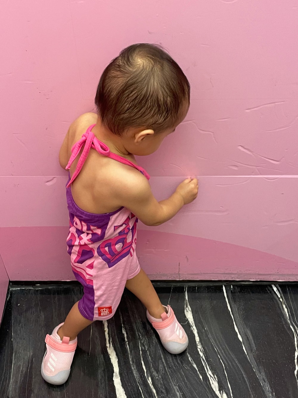 「BABYDOLLのアイテム（ロンパース、ピンク系）」を使った、しあわせさん（キッズ・80cm）の秋コーディネートの1枚目の写真