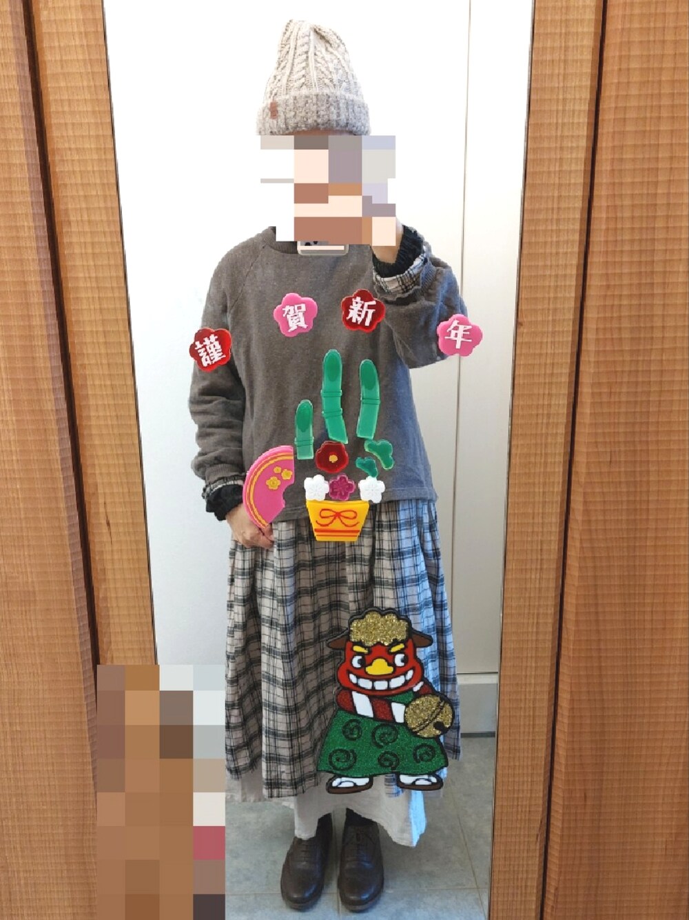 ブラウン系のドレスシューズ、ブラウン系のニット/セーター、ブラック系のシャツ/ブラウスを着用したレディースの冬コーディネートの1枚目の写真