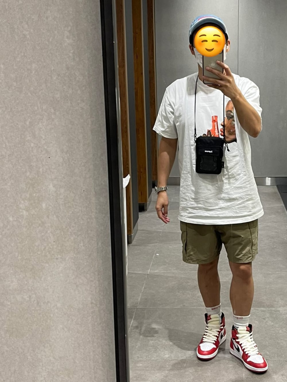 Supreme のバッグを使った「ネックポーチ」の人気ファッション 