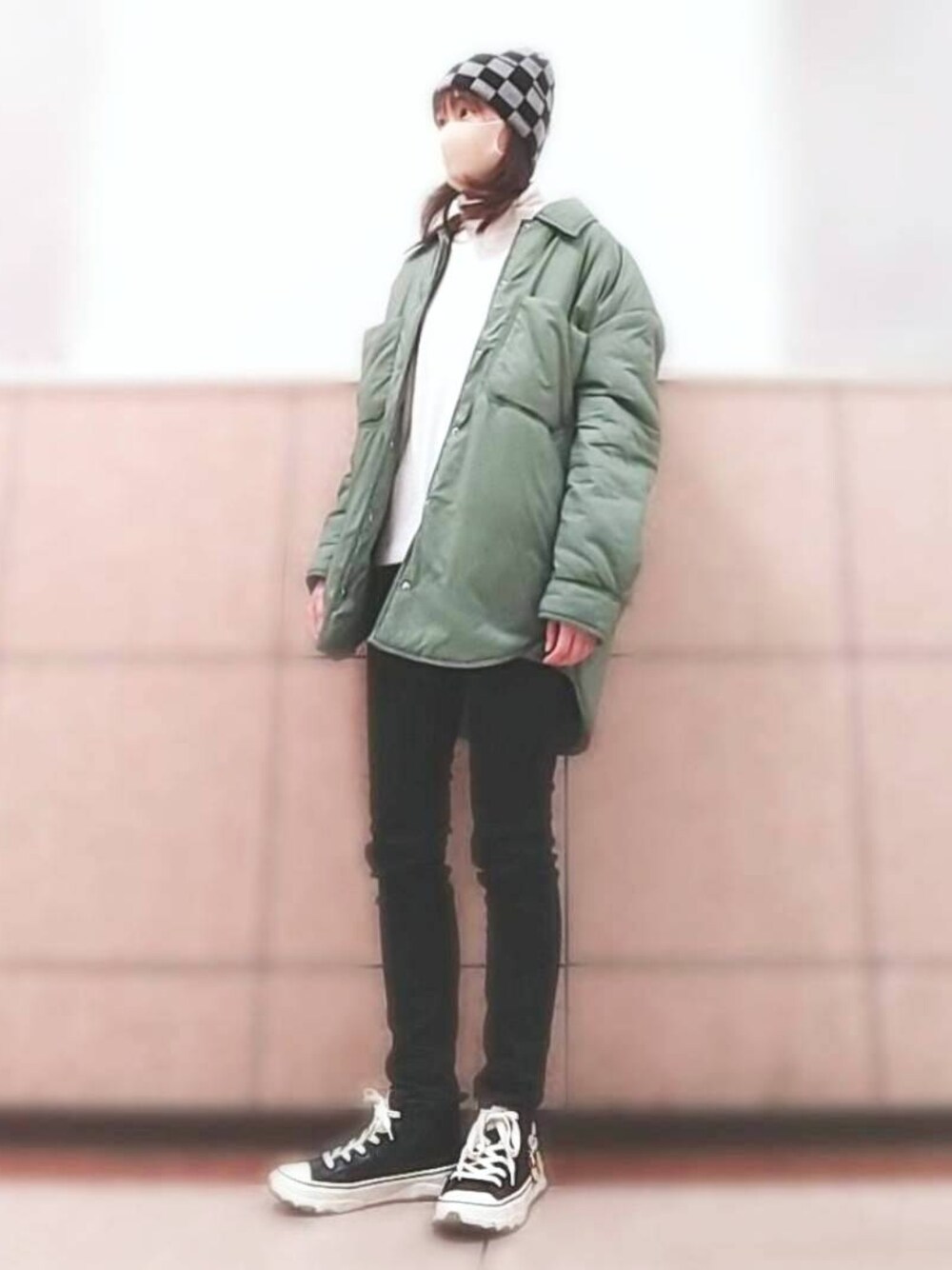 ブラック系のスニーカー、グレー系のニットキャップ/ビーニーを着用したレディースの冬コーディネートの2枚目の写真