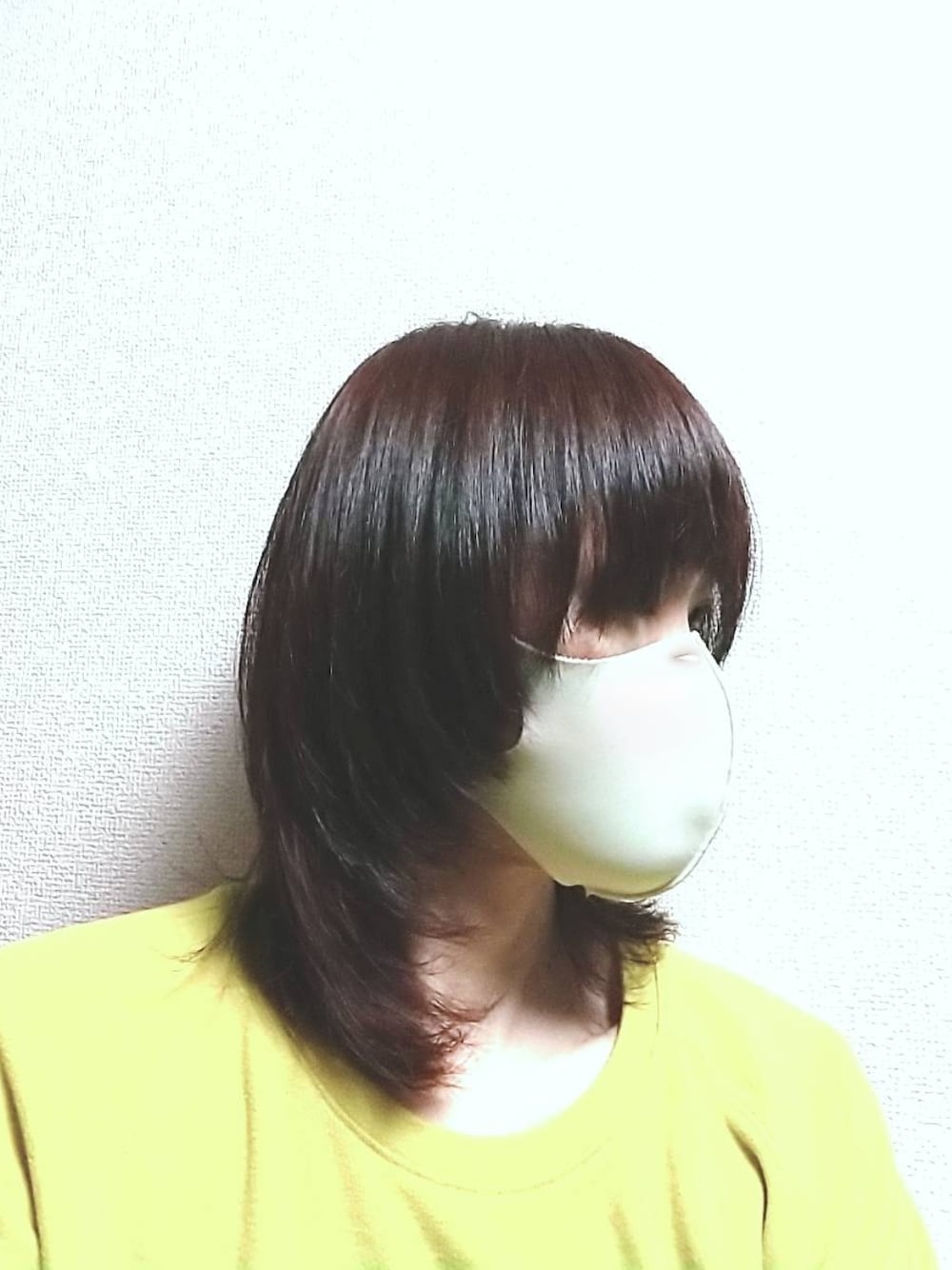 ブラック系のスニーカー、グレー系のニットキャップ/ビーニーを着用したレディースの冬コーディネートの3枚目の写真