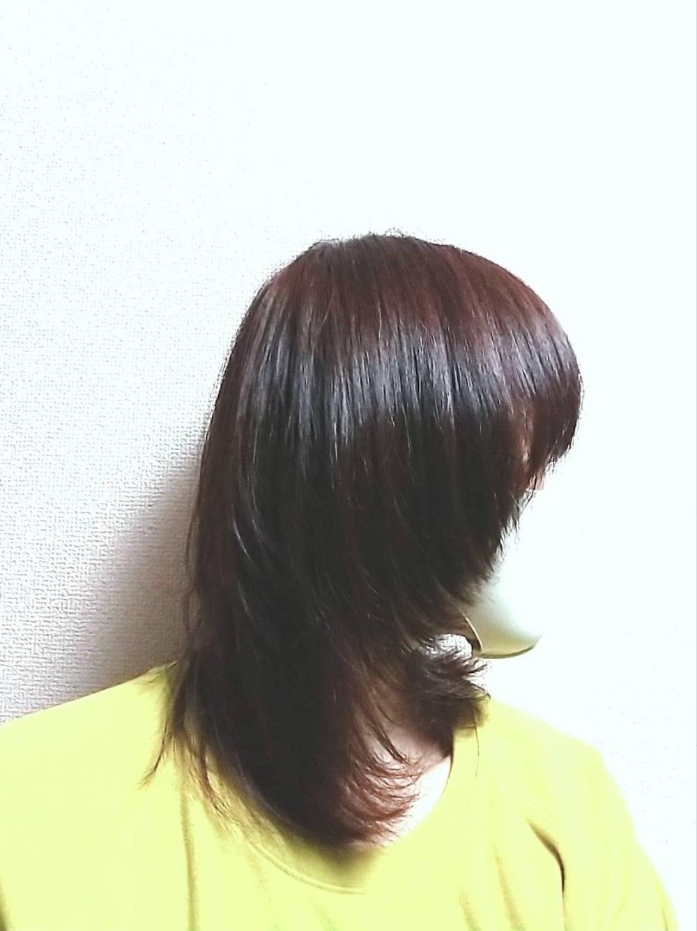 ブラック系のスニーカー、グレー系のニットキャップ/ビーニーを着用したレディースの冬コーディネートの4枚目の写真