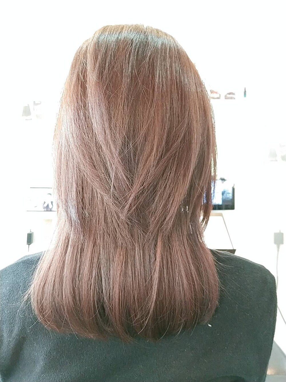 ブラック系のその他パンツ、ブラック系のブーツを着用したレディースの春コーディネートの2枚目の写真