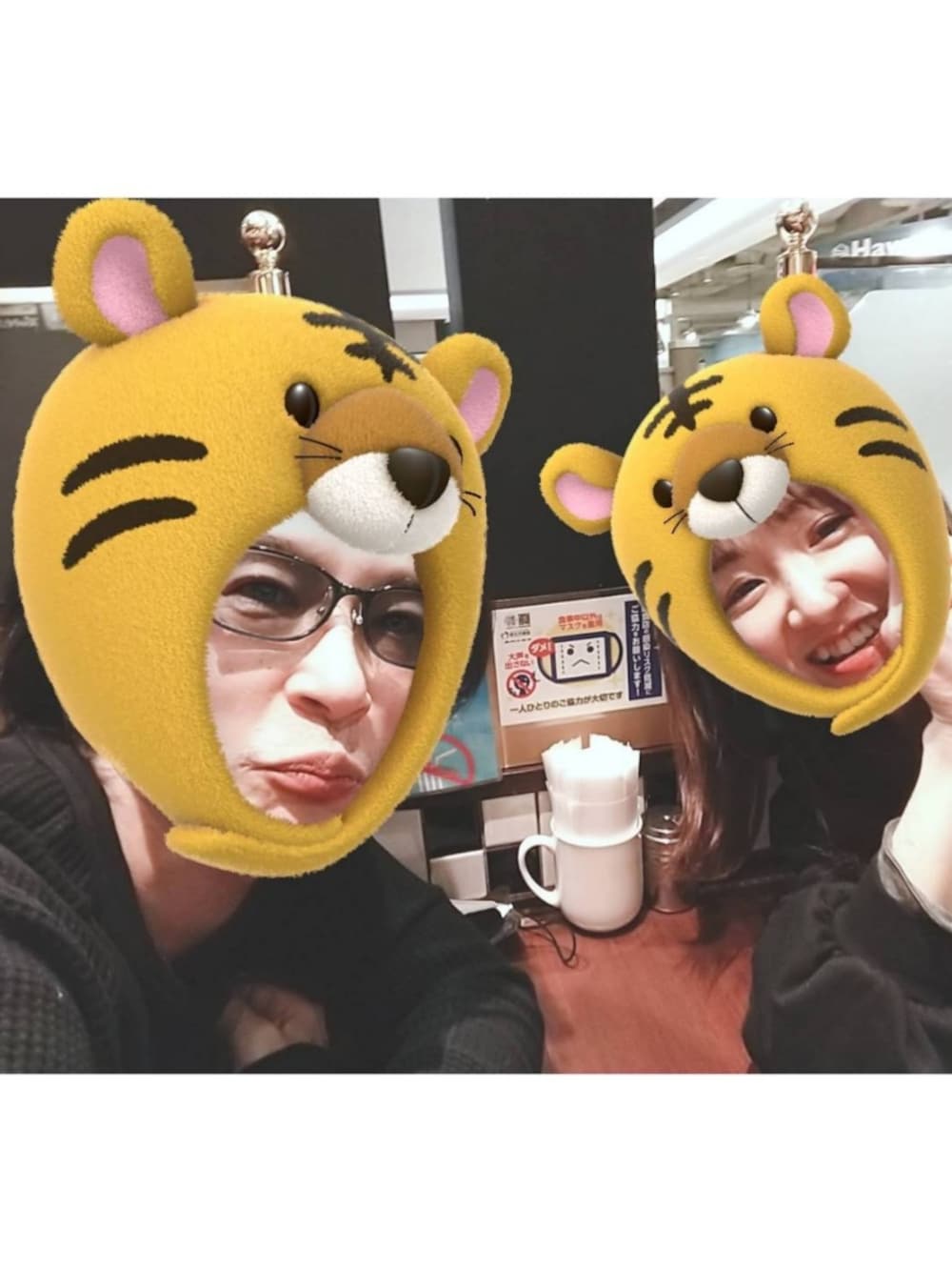 ブラック系のその他トップスを着用したレディースの冬コーディネートの1枚目の写真