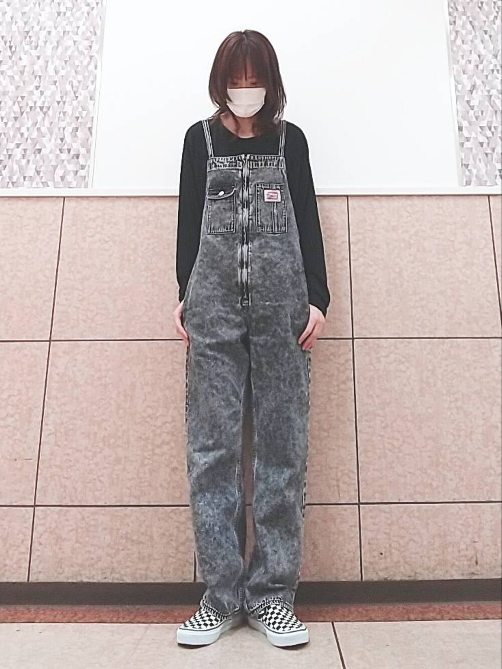 ブラック系のスリッポンを着用したレディースの春コーディネートの1枚目の写真