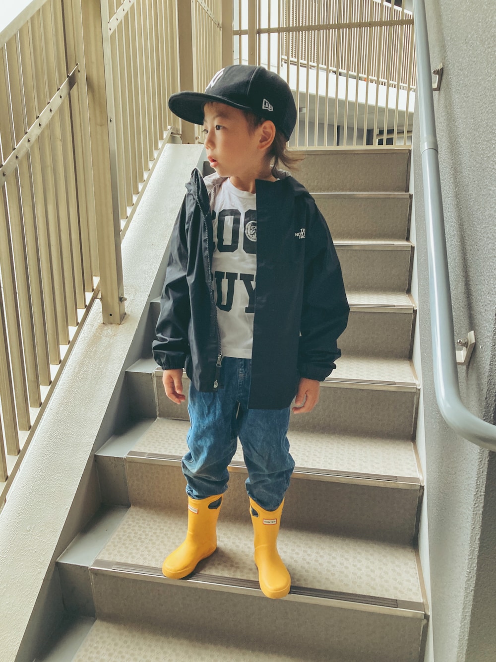 「長靴、雨の日コーデ、デニム、キャップ、ドットショット、レインウェア」｜「HUNTERのKIDS FIRST CLASSIC PULL - ON（レインシューズ、イエロー系）」を使った、SSKKNTさん（キッズ・110cm）の秋コーディネートの1枚目の写真