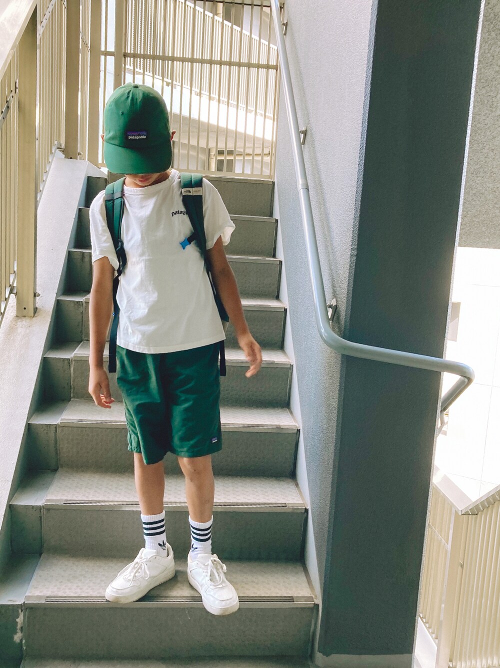 「グリーン、アツいコーデ全部見せ、ホワイトスニーカー、ショートパンツ、キャップ、Tシャツ、スニーカー、小学生」｜「adidasのディズニー クルーソックス 2足組 / アディダスオリジナルス adidas Originals（ソックス/靴下、ホワイト系）」を使った、SSKKNTさん（キッズ・110cm）の夏コーディネートの1枚目の写真