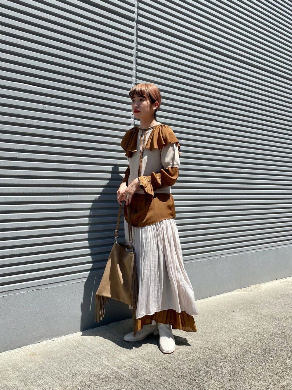 イエロー系のシャツ/ブラウス、ベージュ系のワンピース、イエロー系のスカートを着用したレディースの秋コーディネートの1枚目の写真