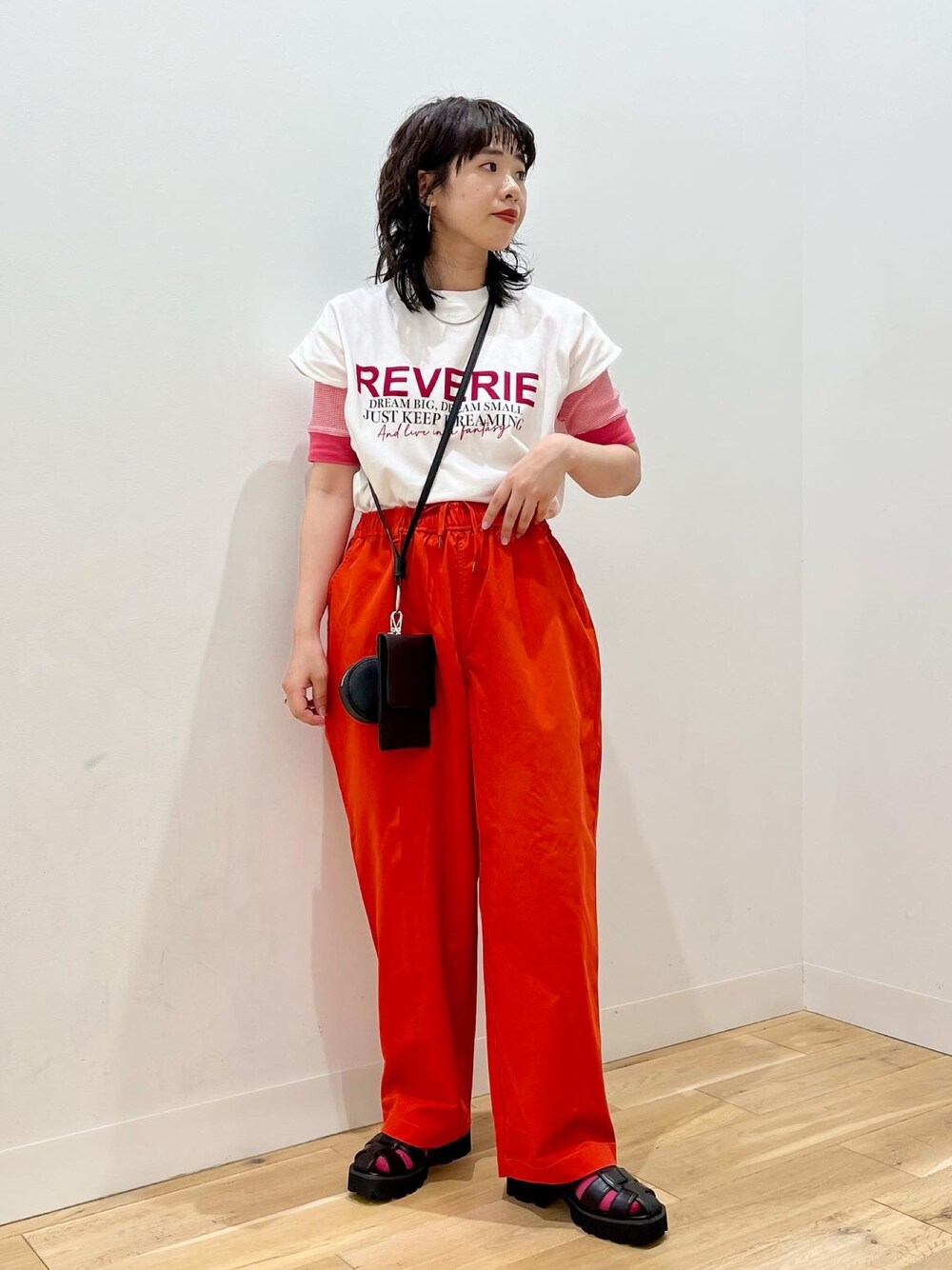 レッド系のその他パンツ、ピンク系のTシャツ/カットソー、ピンク系のTシャツ/カットソーを着用したレディースの夏コーディネートの1枚目の写真