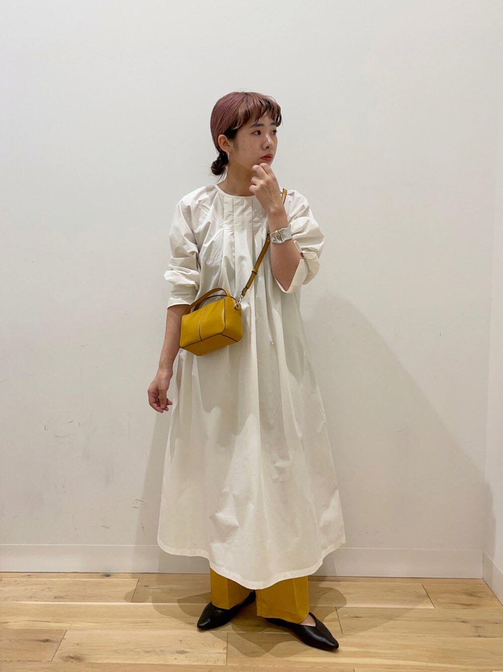 イエロー系のその他パンツ、ホワイト系のワンピース、イエロー系のショルダーバッグを着用したレディースの秋コーディネートの1枚目の写真
