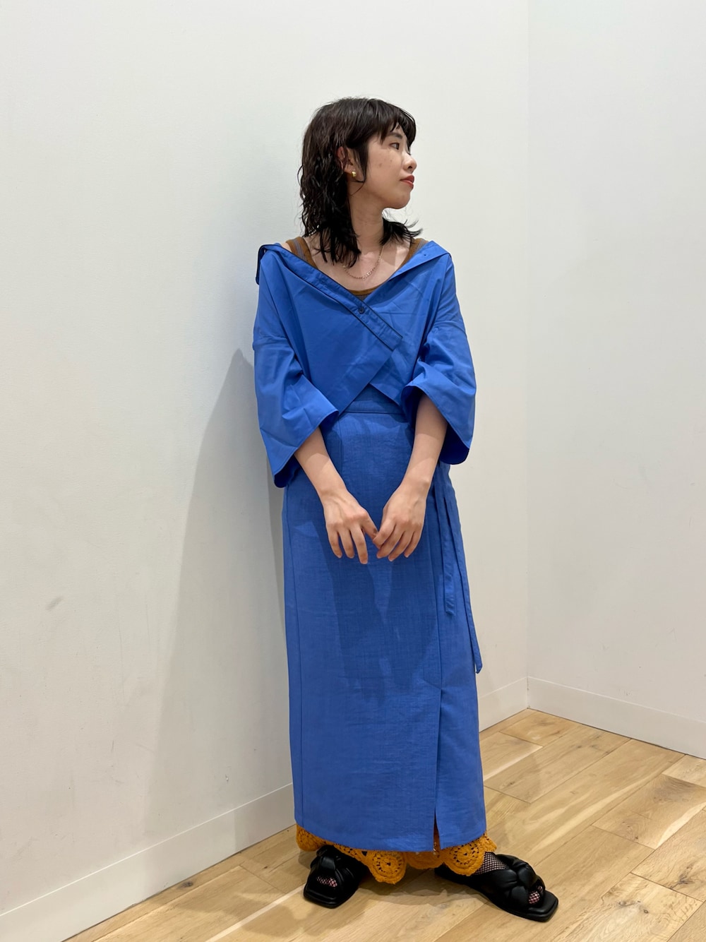 ブルー系のシャツ/ブラウス、ブルー系のスカート、イエロー系のスカートを着用したレディースの夏コーディネートの1枚目の写真