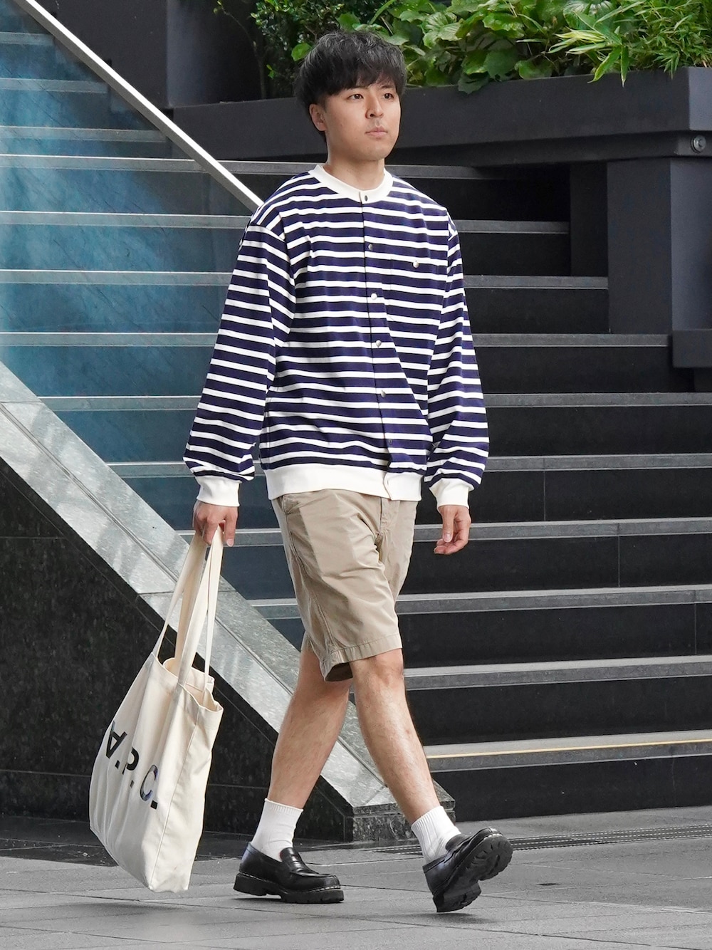 ブルー系のカーディガン/ボレロ、ブラック系のローファー、ホワイト系のトートバッグを着用したメンズの夏コーディネートの1枚目の写真