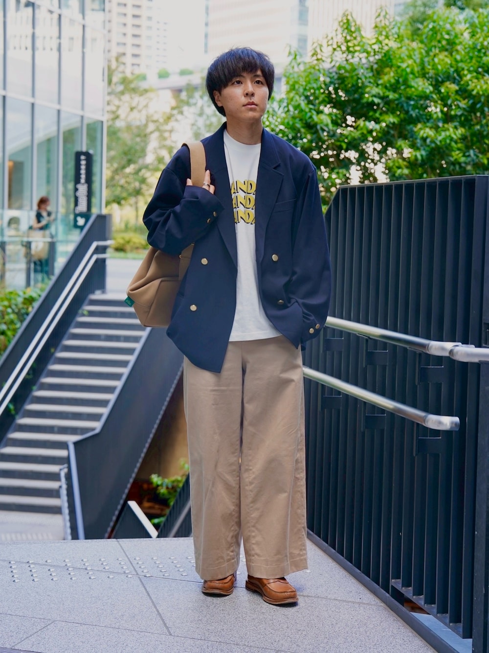 ベージュ系のローファー、グリーン系のショルダーバッグ、ホワイト系のTシャツ/カットソーを着用したメンズの秋コーディネートの1枚目の写真