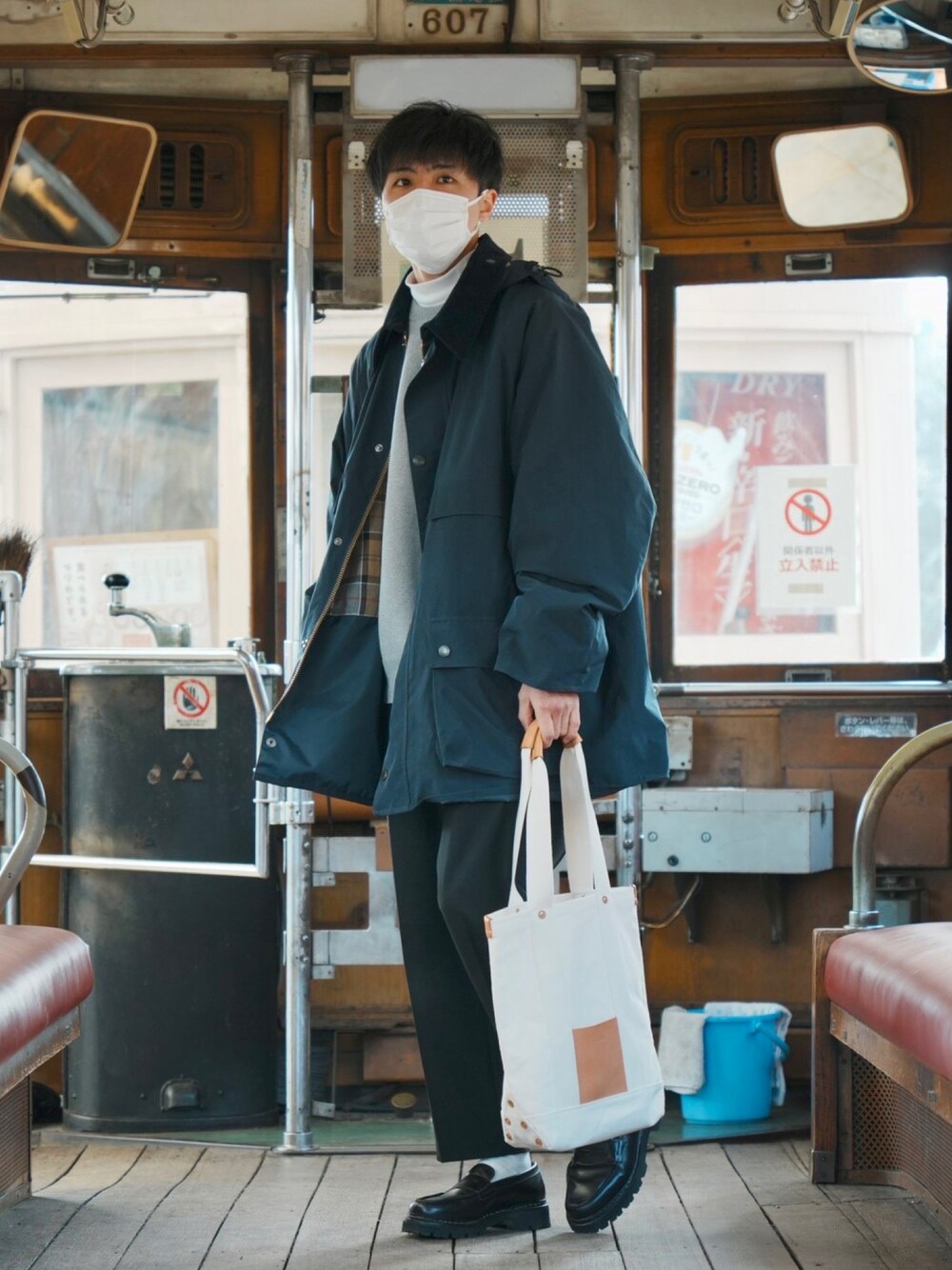 「ほめられ本命コーデ、StyleHint、お洒落さんと繋がりたい、服好きな人と繋がりたい、UNIQLO、ユニクロ、ゆるコーデ、冬コーデ、春コーデ、きれいめカジュアル、シンプルコーデ、低身長コーデ、大人カジュアル、カジュアルコーデ、きれいめコーデ」｜「Hender Schemeのcampus tote small（トートバッグ、ベージュ系）」を使った、なべさん（骨格ウェーブ・メンズ・168cm）の冬コーディネートの1枚目の写真