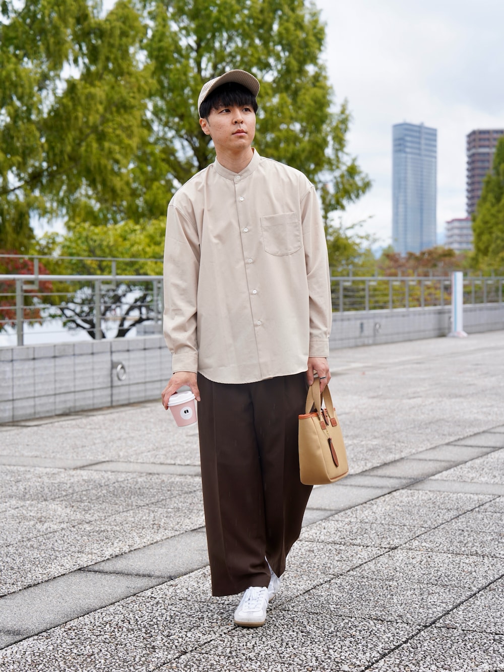 ホワイト系のスニーカー、ベージュ系のシャツ/ブラウス、ブラウン系のスラックスを着用したメンズの秋コーディネートの1枚目の写真