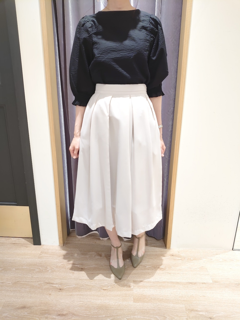 「春夏コーデ、大人コーデ、モノトーンコーデ、お仕事コーデ、Te chichi(Te chichi)、Techichi」｜「Te chichiのツイルタックフレアスカート（スカート、ベージュ系）」を使った、ゆりえさん（レディース・160cm）の春コーディネートの1枚目の写真