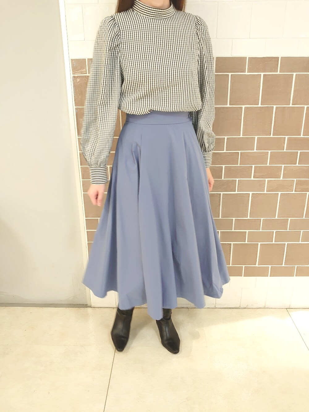 「春、オトナ女子、お仕事、ギンガムチェック、春カラー、フレアスカート、タフタスカート」｜「Te chichiのタフタサイド釦タックフレアスカート（スカート、ブルー系）」を使った、ゆりえさん（レディース・160cm）の冬コーディネートの1枚目の写真