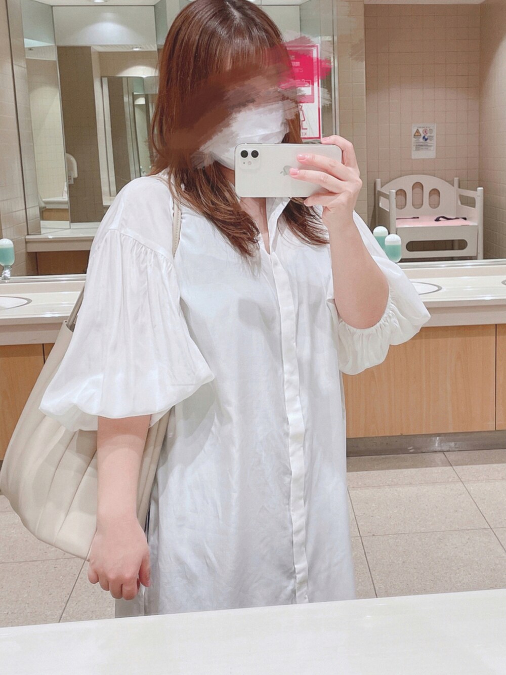 ホワイト系のシャツ/ブラウス、ベージュ系のトートバッグ、ブルー系のレギンス/スパッツを着用したレディースの秋コーディネートの1枚目の写真