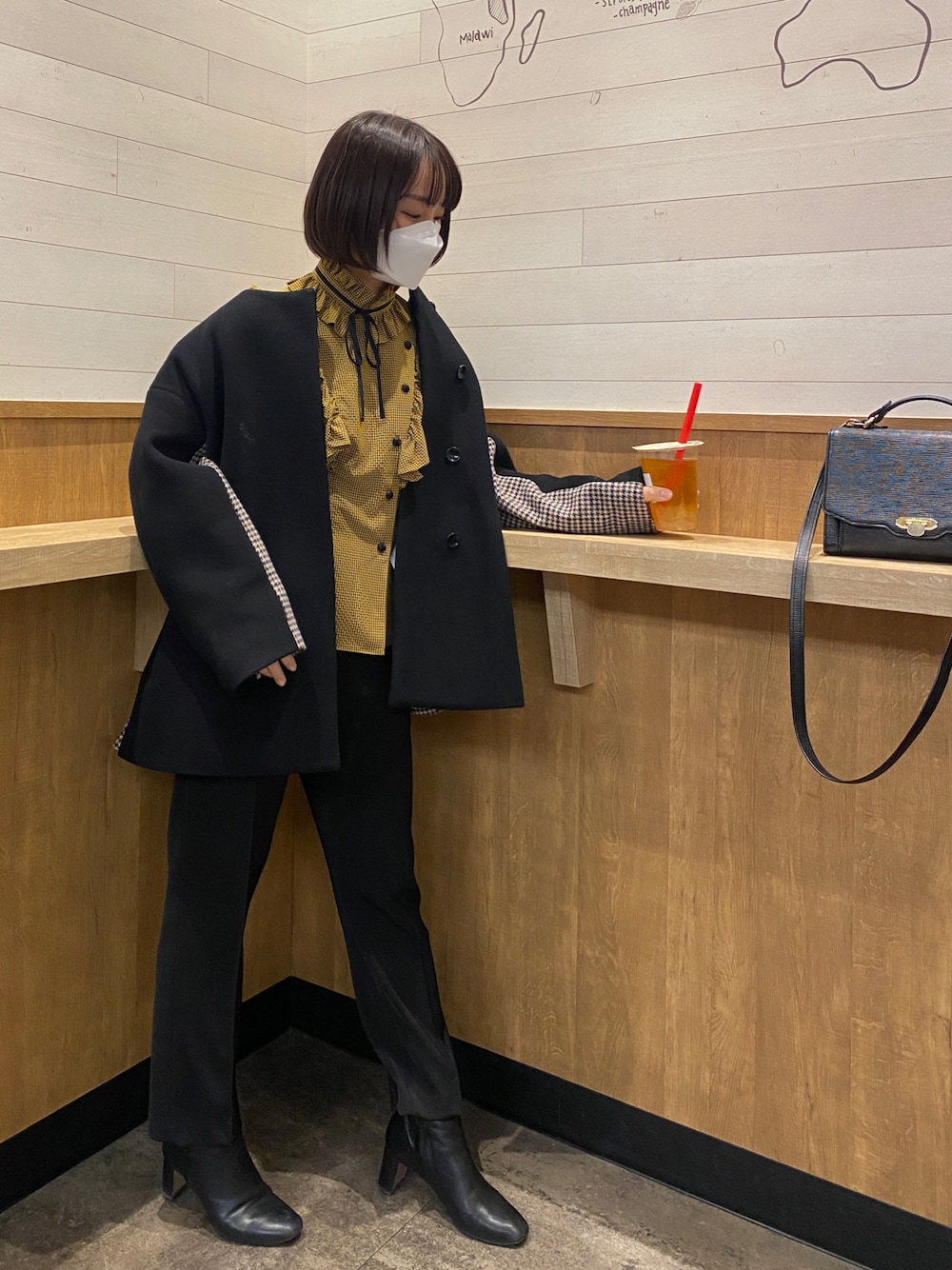 「冬、カジュアル、ブーツ、ootd、ブラックコーデ、ブラウス、UNITED TOKYO、Lily Brown、SOLOV、Adam et Rope'」｜「SOLOVのアイテム（パンツ、ブラック系）」を使った、しるこさん（レディース・162cm）の冬コーディネートの1枚目の写真