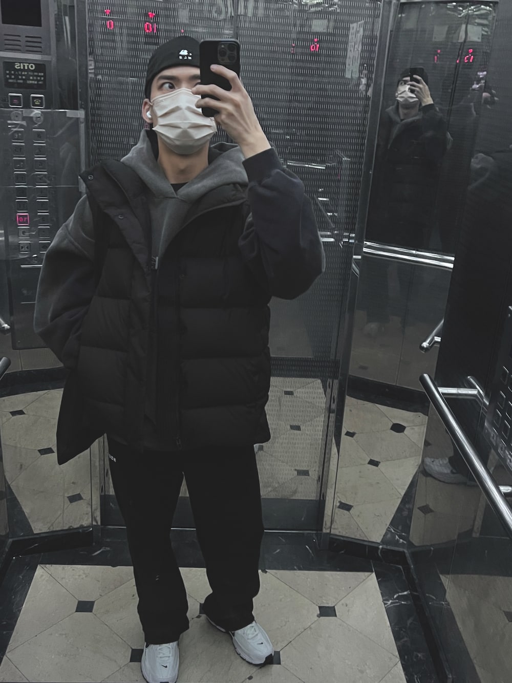 Lululemon Athleticaのダウンベストを使った人気ファッション